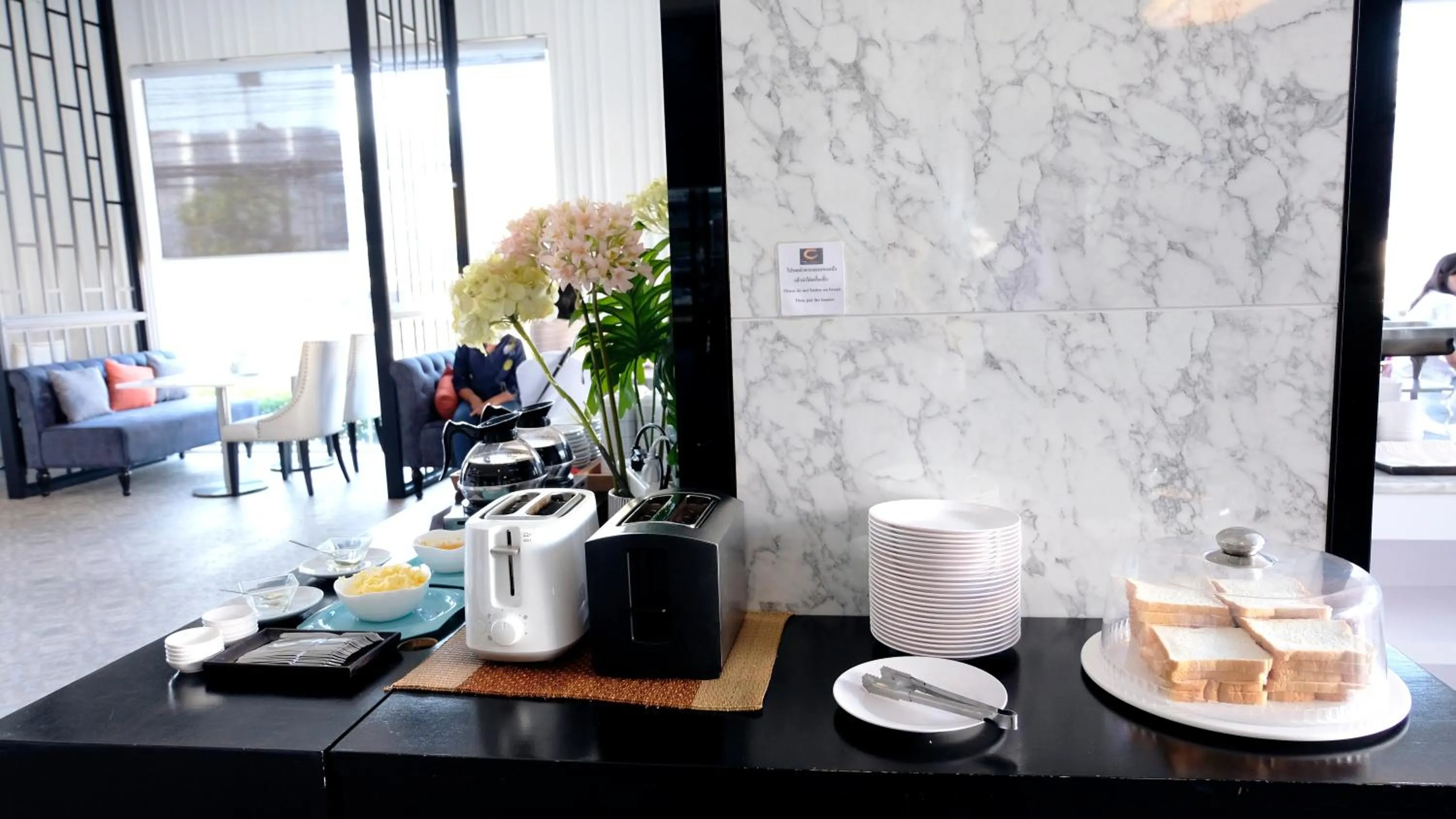 Restaurant/places to eat in The Cheewin Hotel And Convention