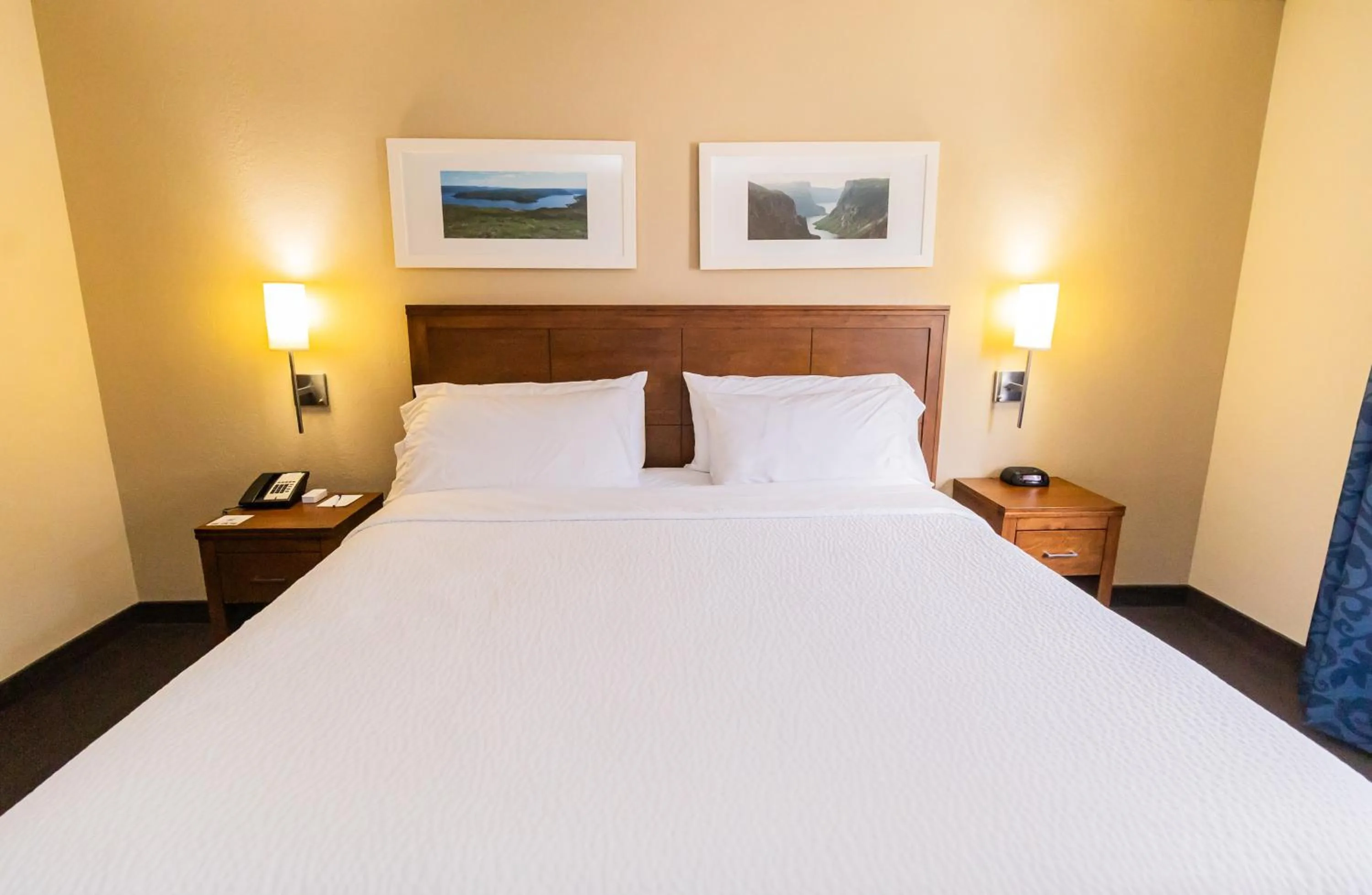 Bed in Deer Lake Horizon Hotel