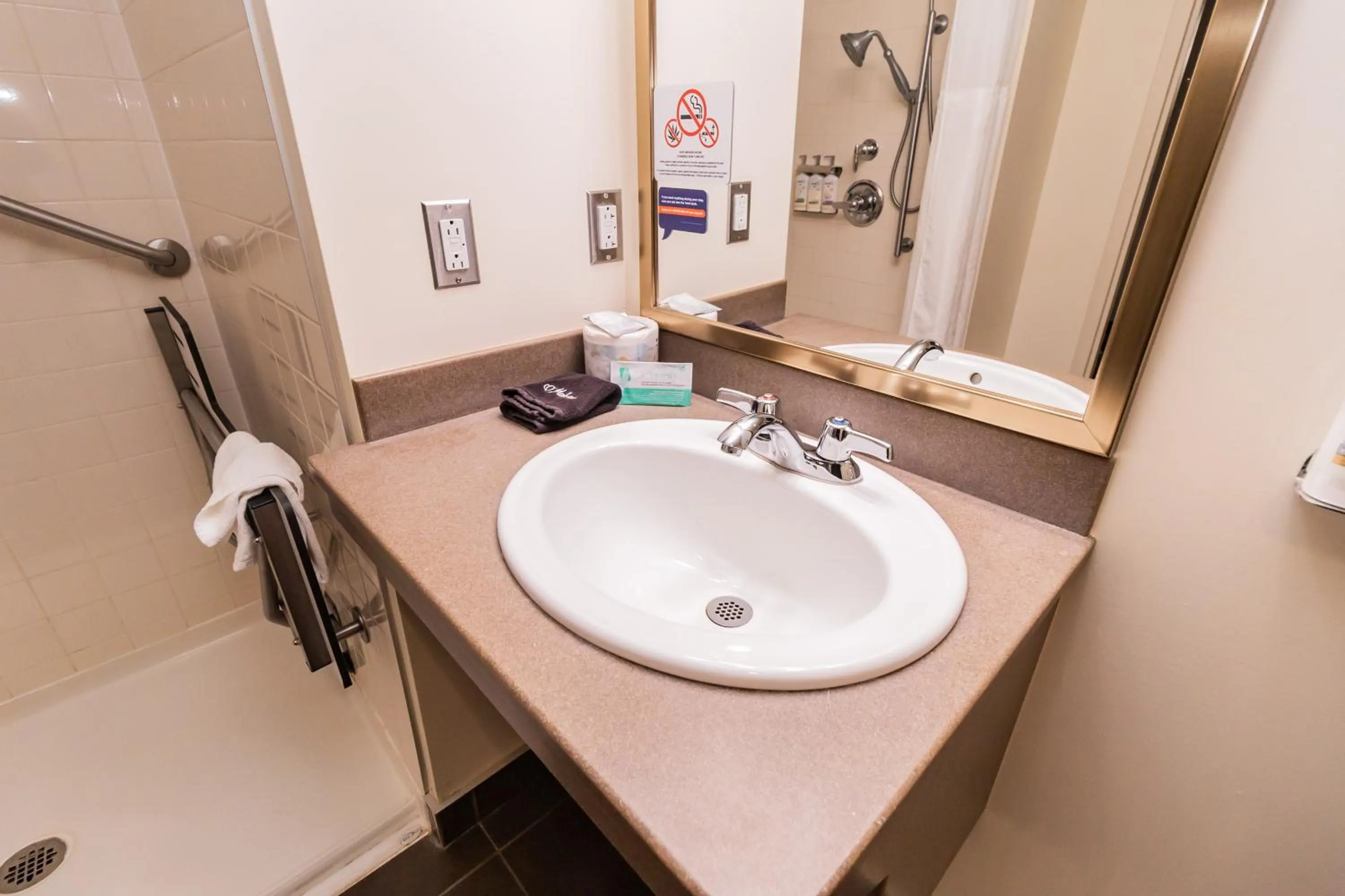 Bathroom in Deer Lake Horizon Hotel
