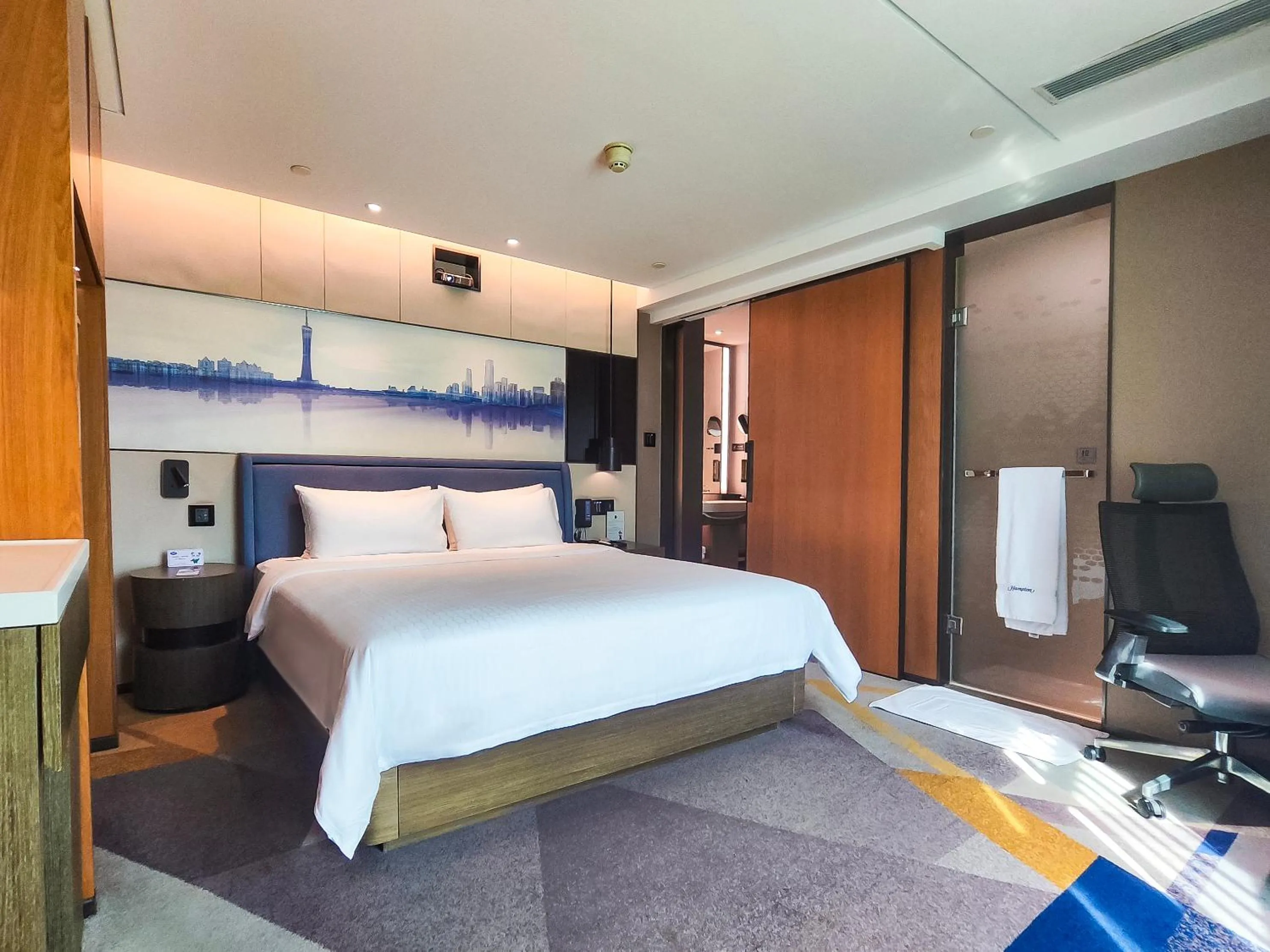 Bed in Hampton by Hilton Guangzhou Tianhe Sports Center