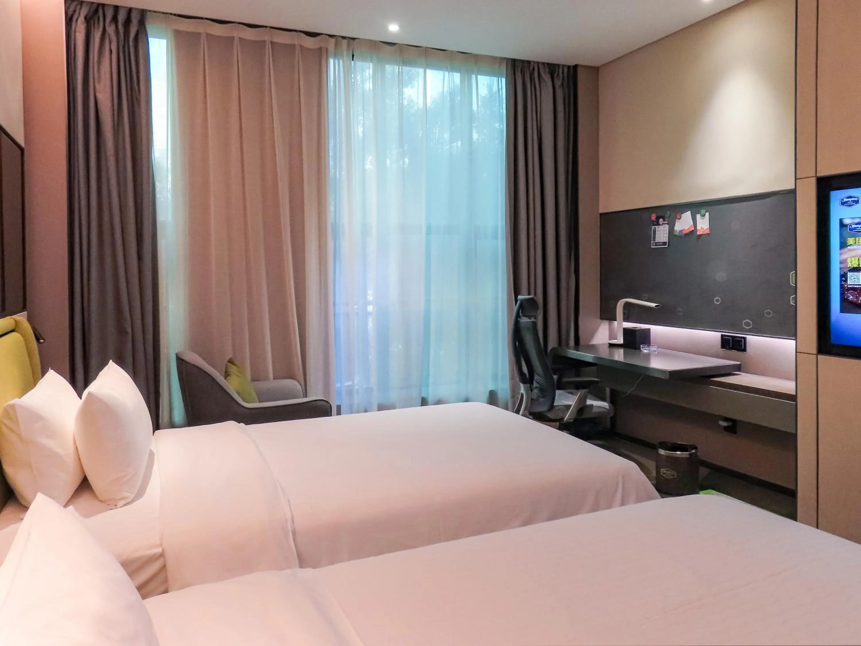 Bed in Hampton by Hilton Guangzhou Tianhe Sports Center