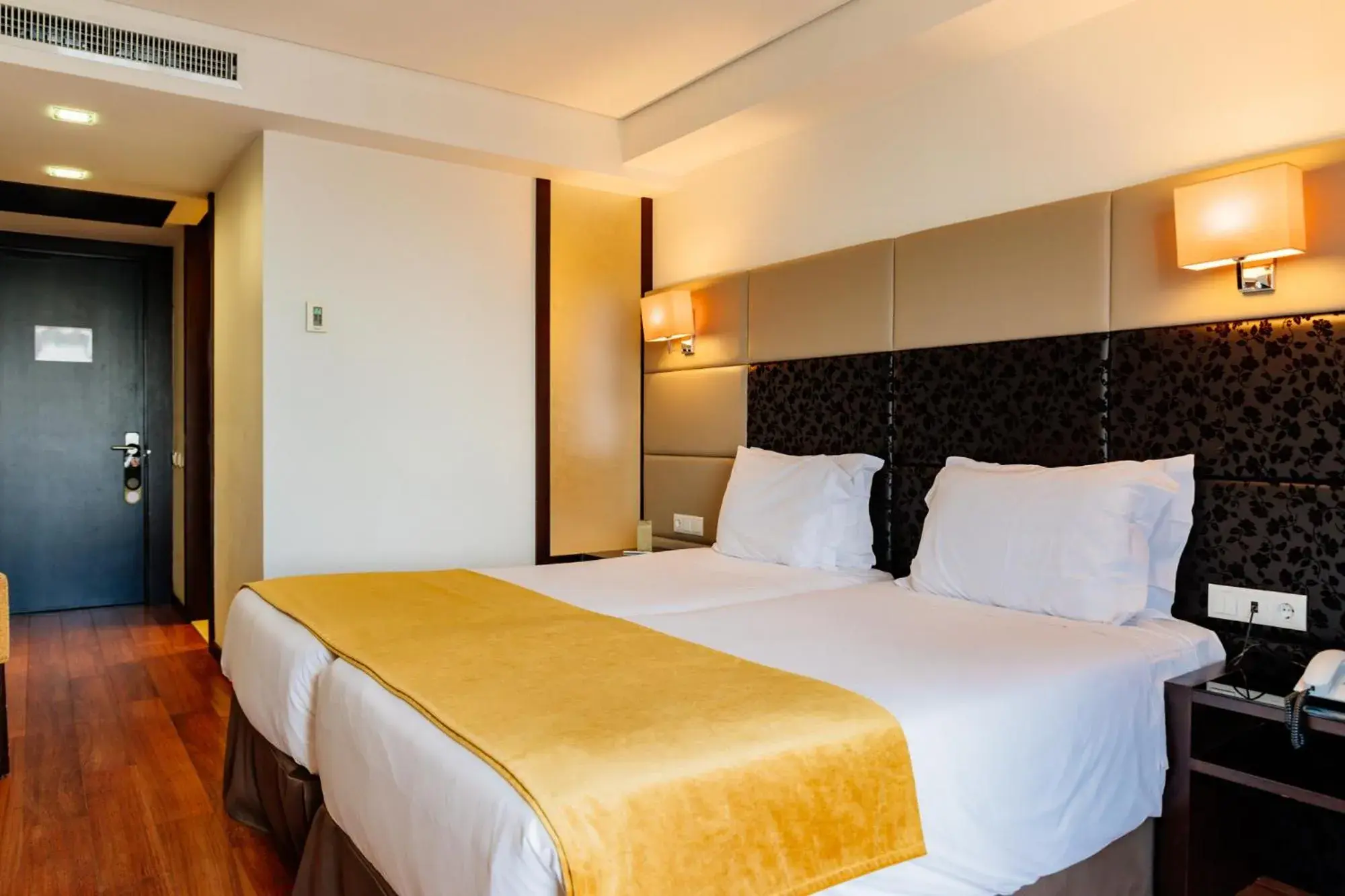 Double or Twin Room with Massage Package in Axis Porto Business & Spa Hotel Double or Twin Room with Massage Package in Axis Porto Business & Spa Hotel