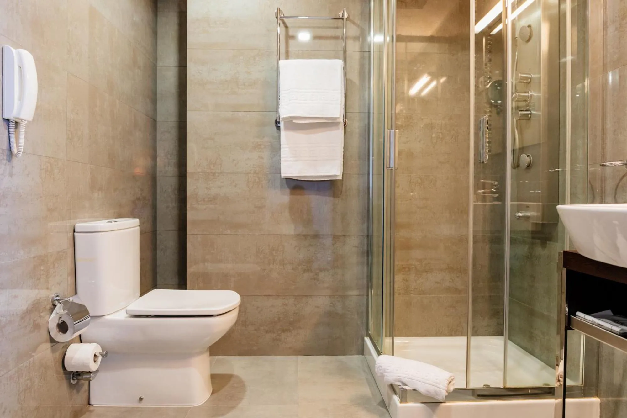 Toilet in Axis Porto Business & Spa Hotel