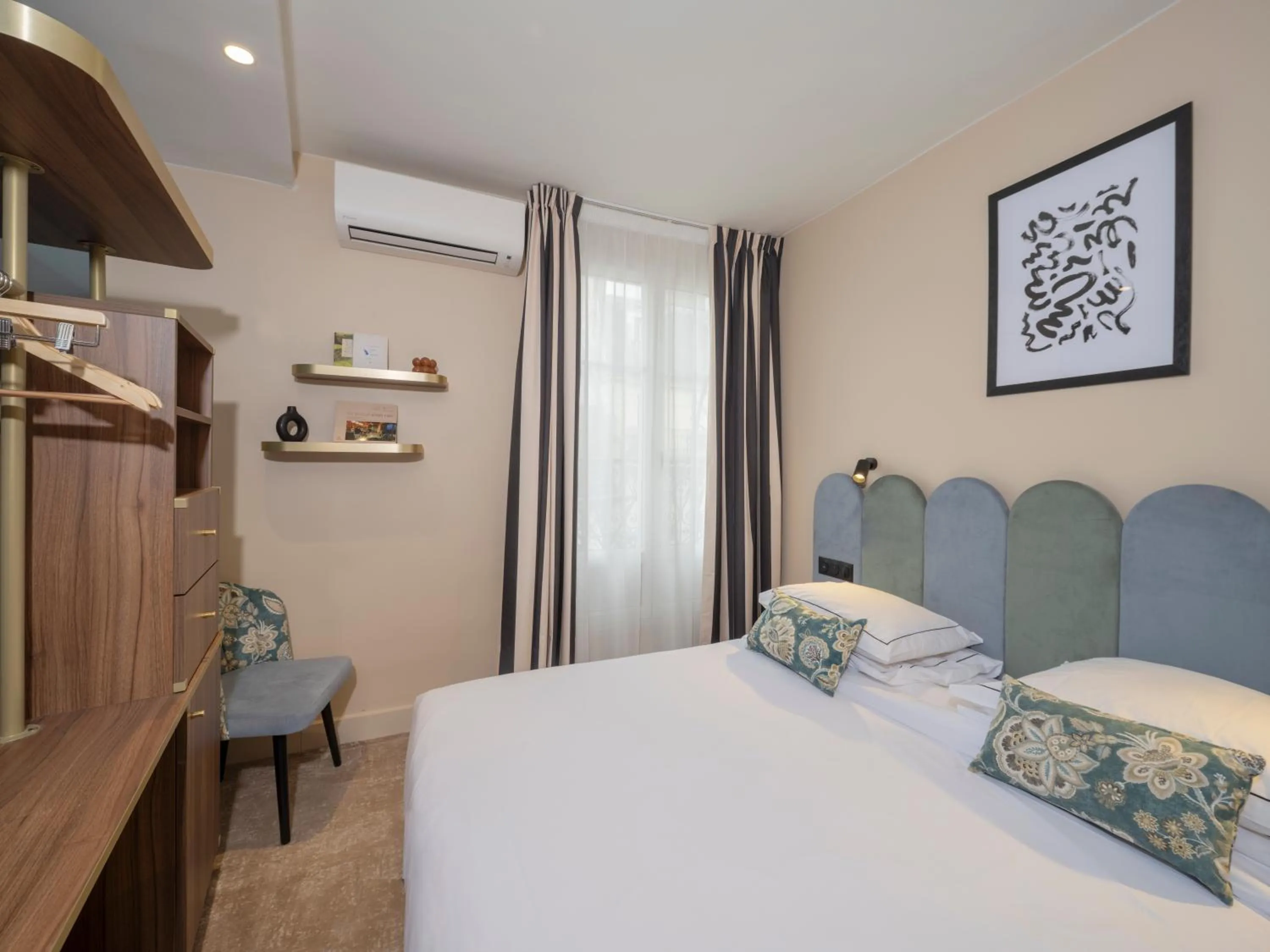 Bedroom, Bed in Hotel Boronali - Nouvellement rénové