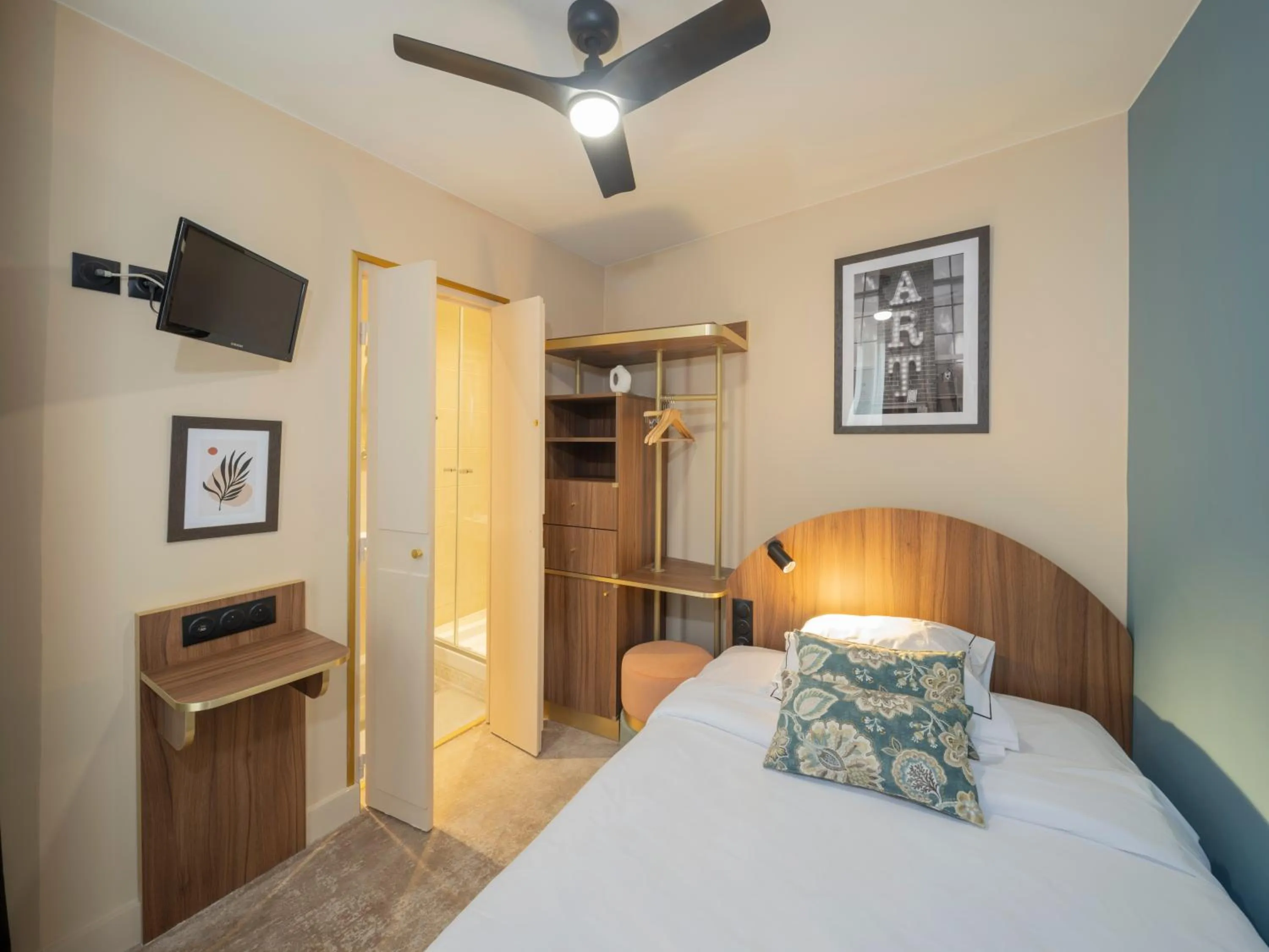 Bedroom, Bed in Hotel Boronali - Nouvellement rénové