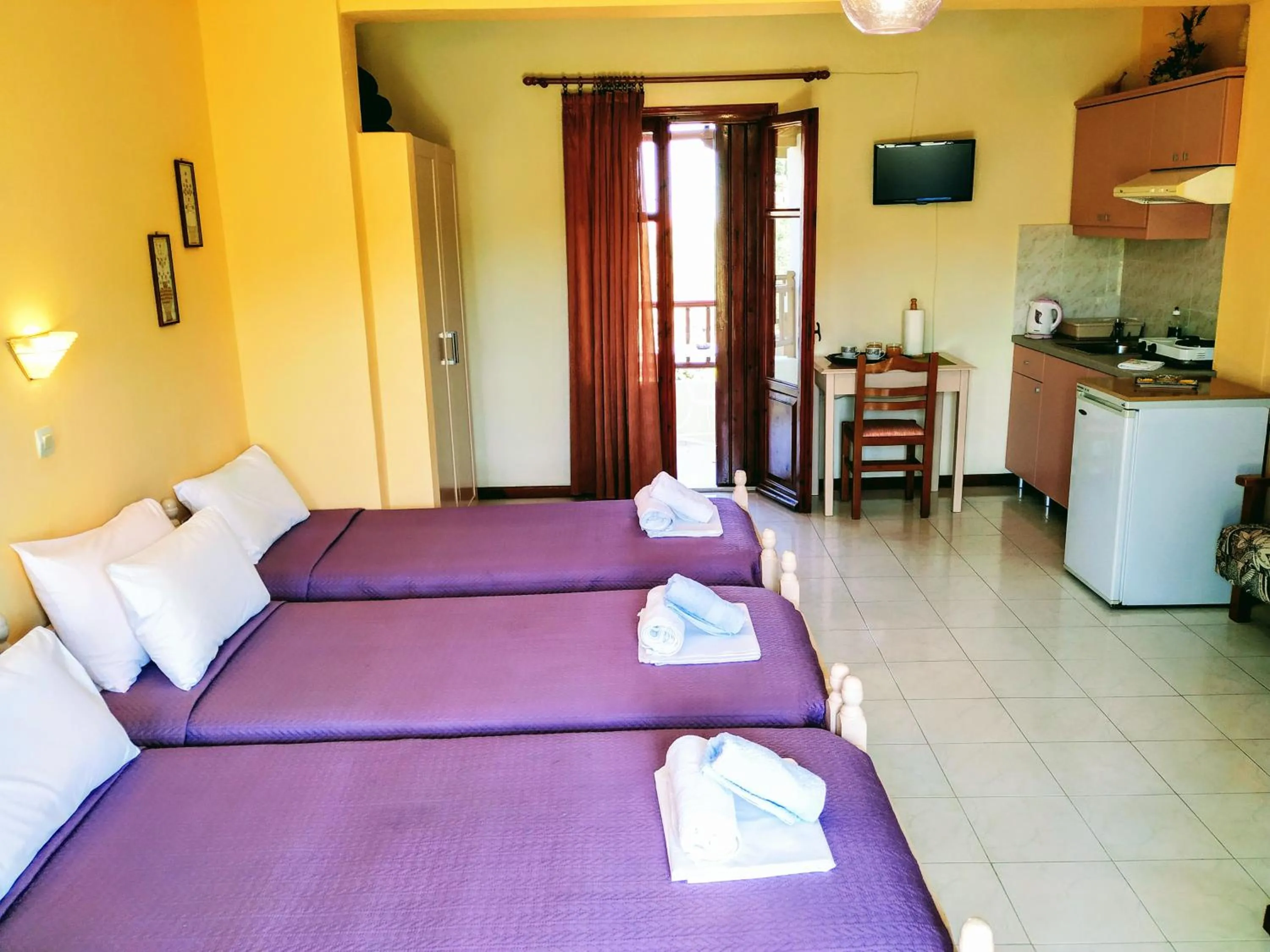 Kitchen or kitchenette, Bed in Studios Filippos