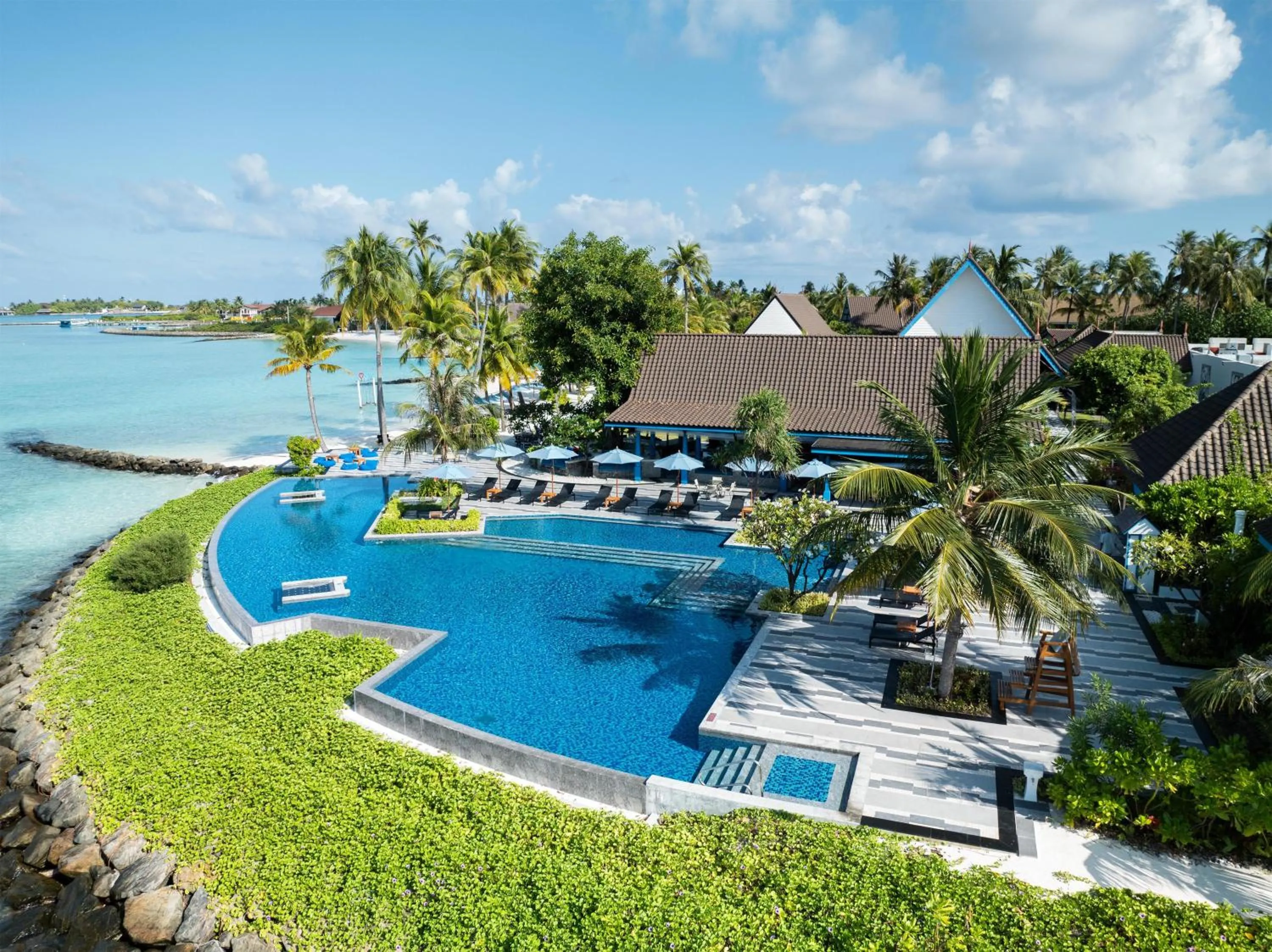 Lounge or bar in SAii Lagoon Maldives, Curio Collection By Hilton