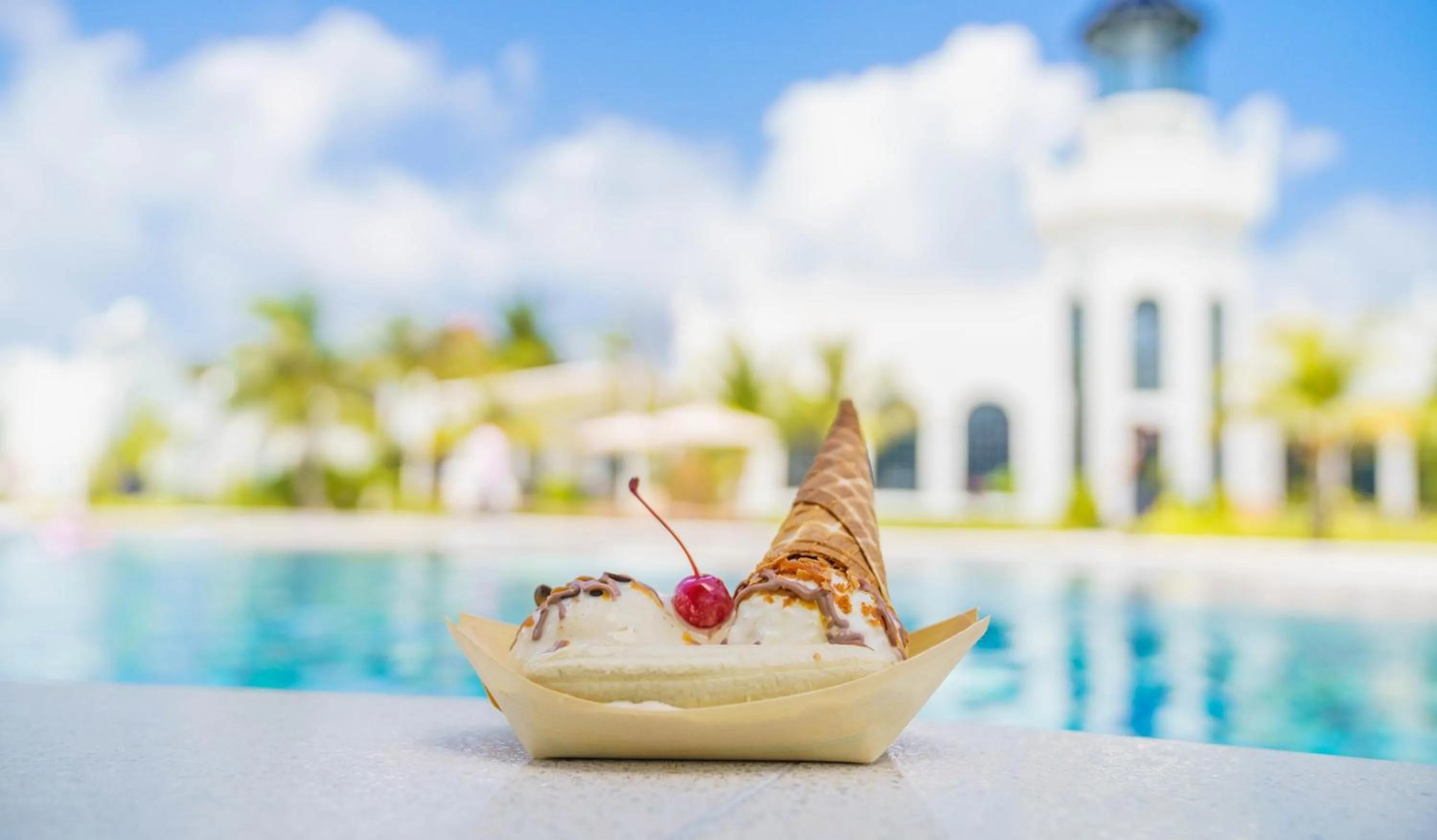 Food and drinks in SAii Lagoon Maldives, Curio Collection By Hilton