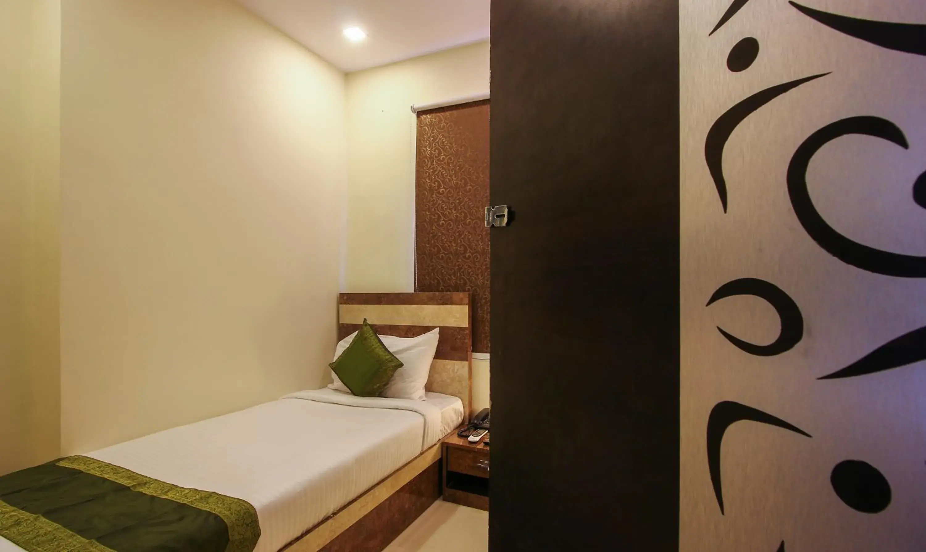 Bedroom, Bed in Treebo Address Inn, Banjara Hills Bedroom, Bed in Treebo Address Inn, Banjara Hills
