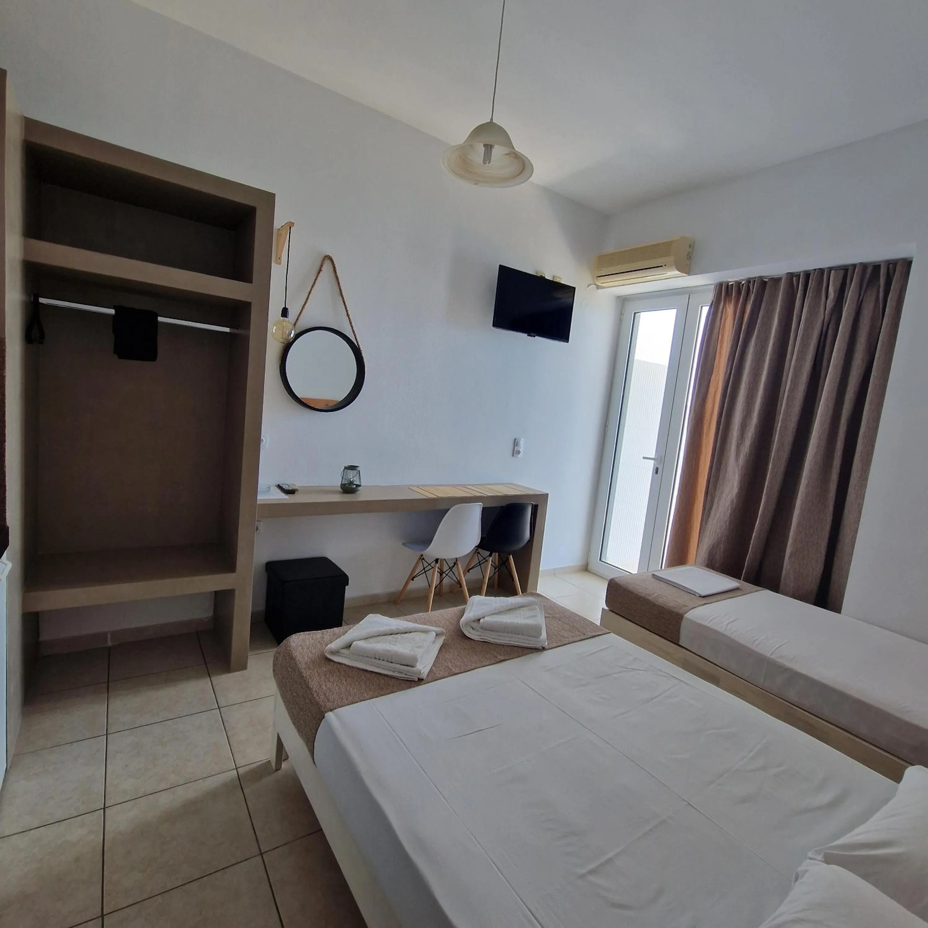 Standard Triple Room with Sea View in Edelweiss Rent Rooms-Rent a Car