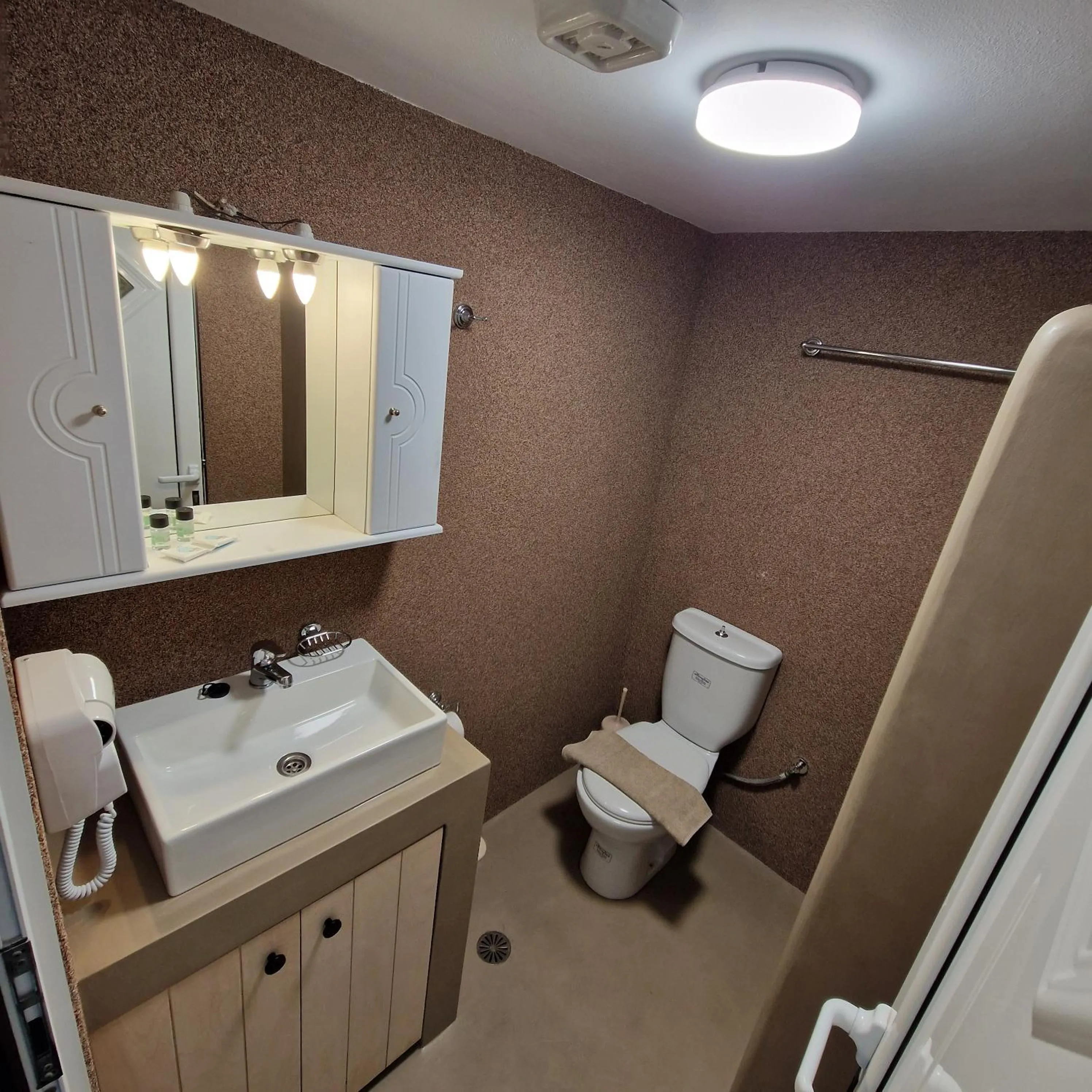 Standard Triple Room with Sea View in Edelweiss Rent Rooms-Rent a Car