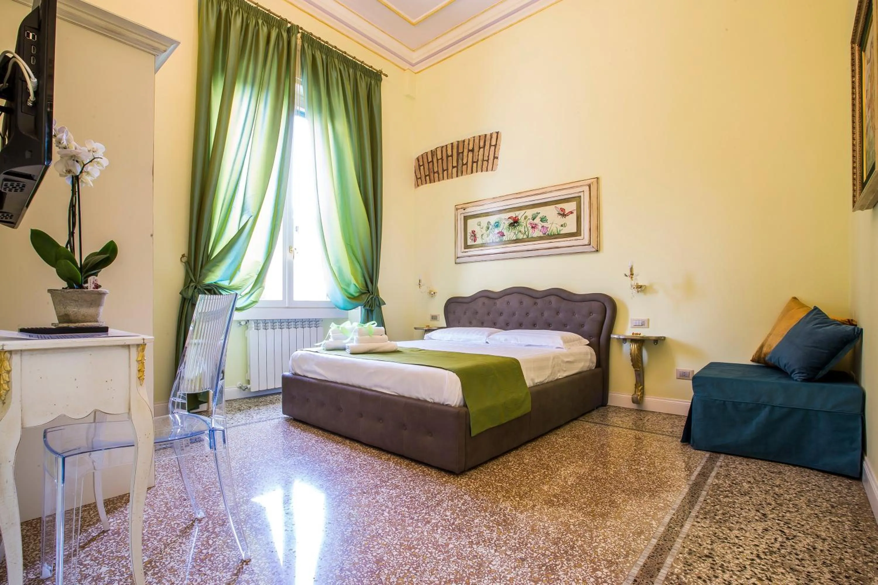 Photo of the whole room, Bed in Trastevere Royal Suite Trilussa