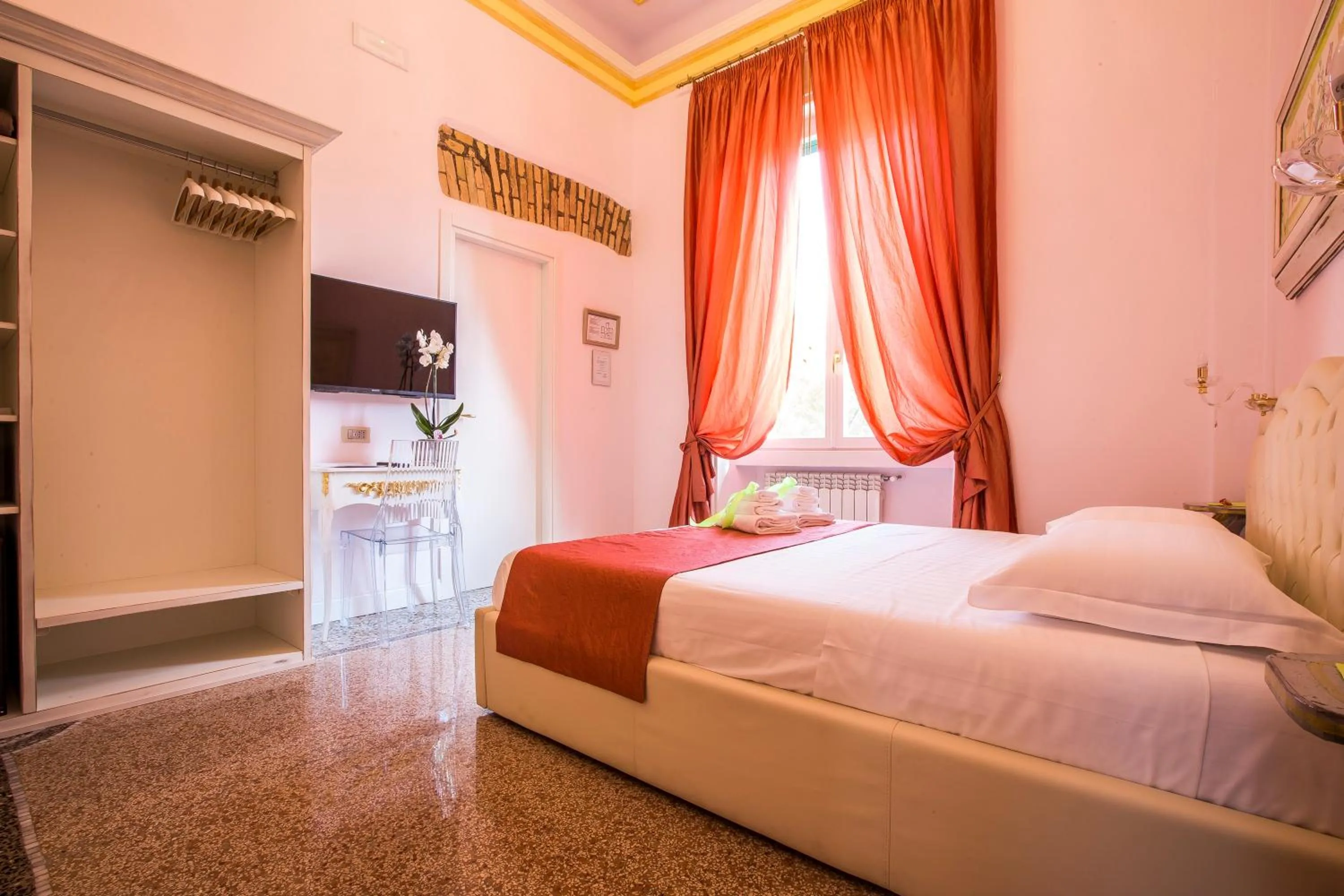 Photo of the whole room, Bed in Trastevere Royal Suite Trilussa