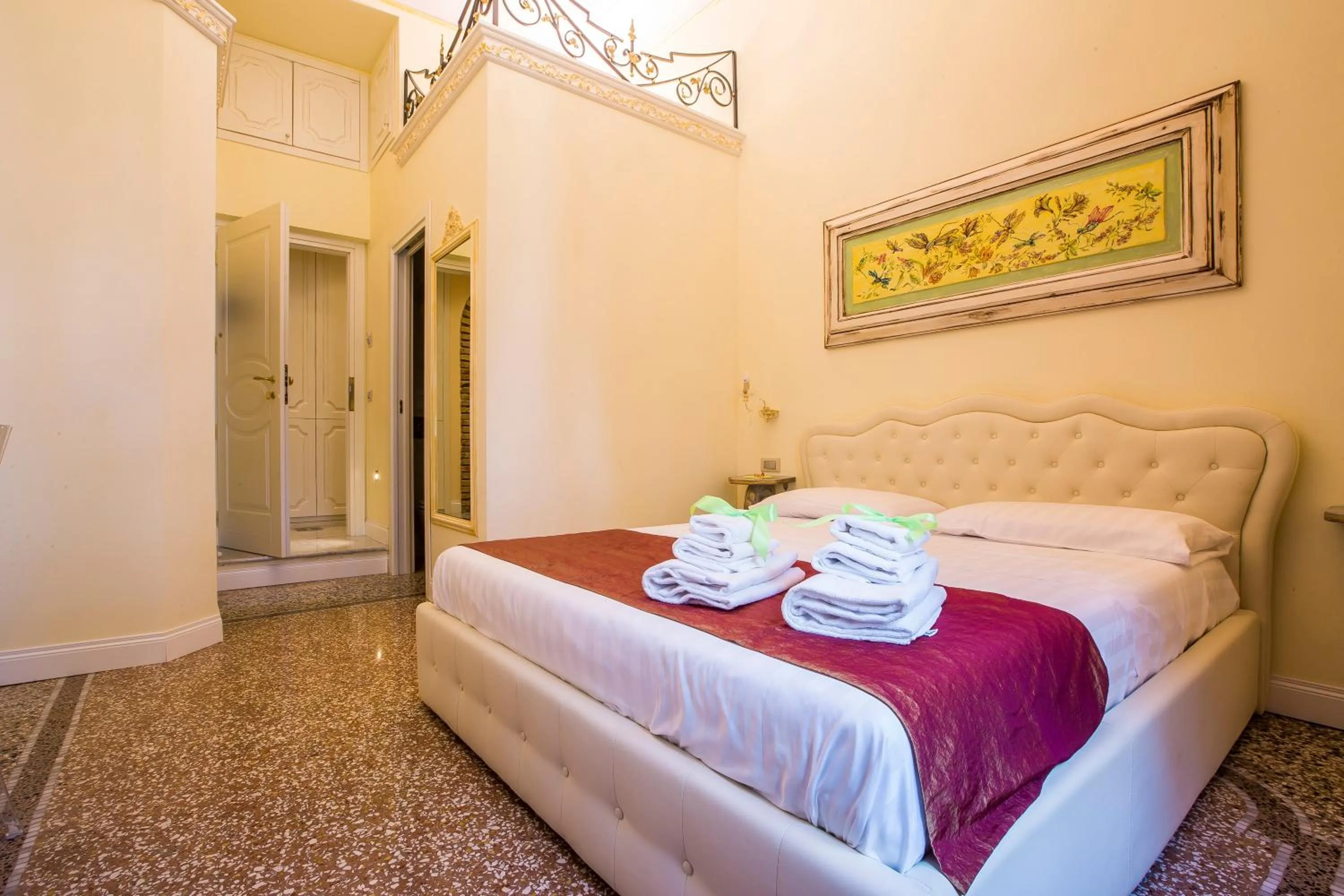 Photo of the whole room, Bed in Trastevere Royal Suite Trilussa