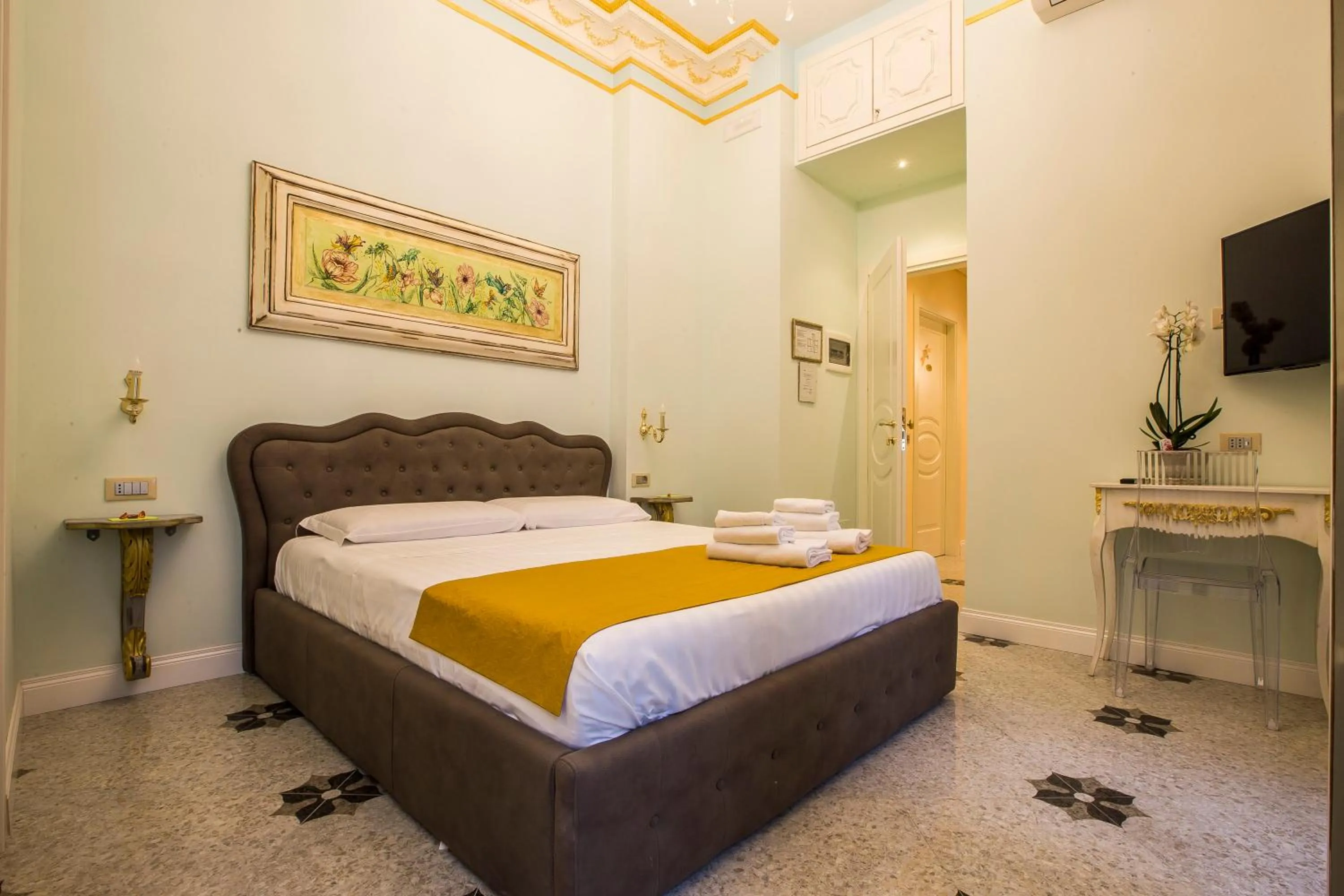 Photo of the whole room, Bed in Trastevere Royal Suite Trilussa