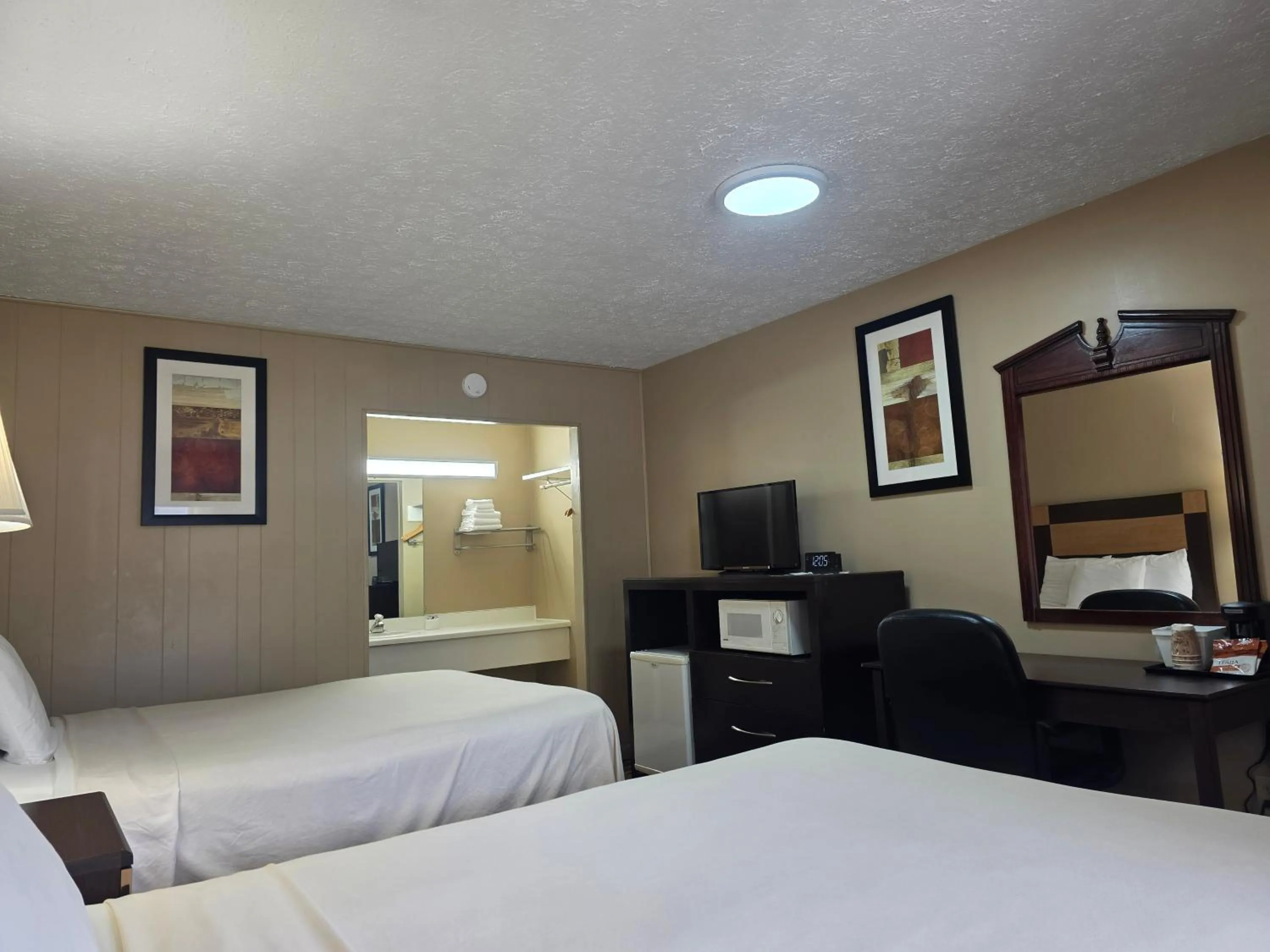 Bed in Travelowes Motel - Maggie Valley