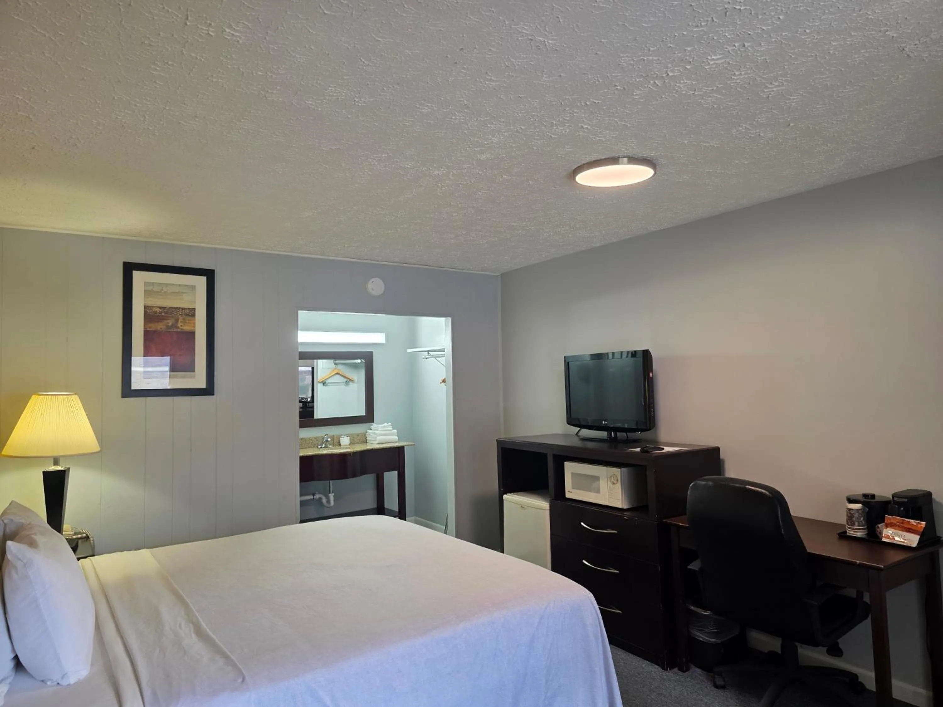 Bed in Travelowes Motel - Maggie Valley