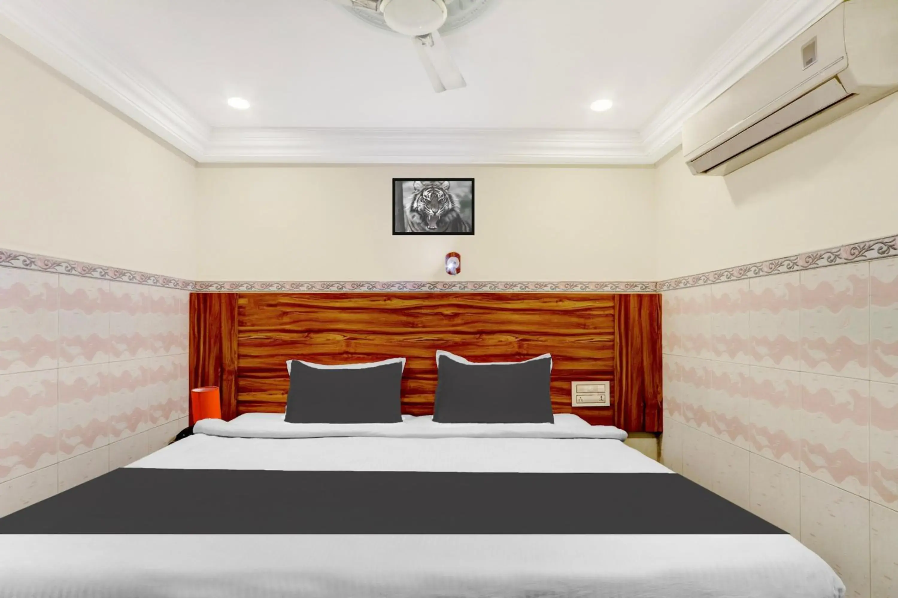 Bedroom, Bed in Hotel O Hanuman Pet Near Railway Station Bedroom, Bed in Hotel O Hanuman Pet Near Railway Station