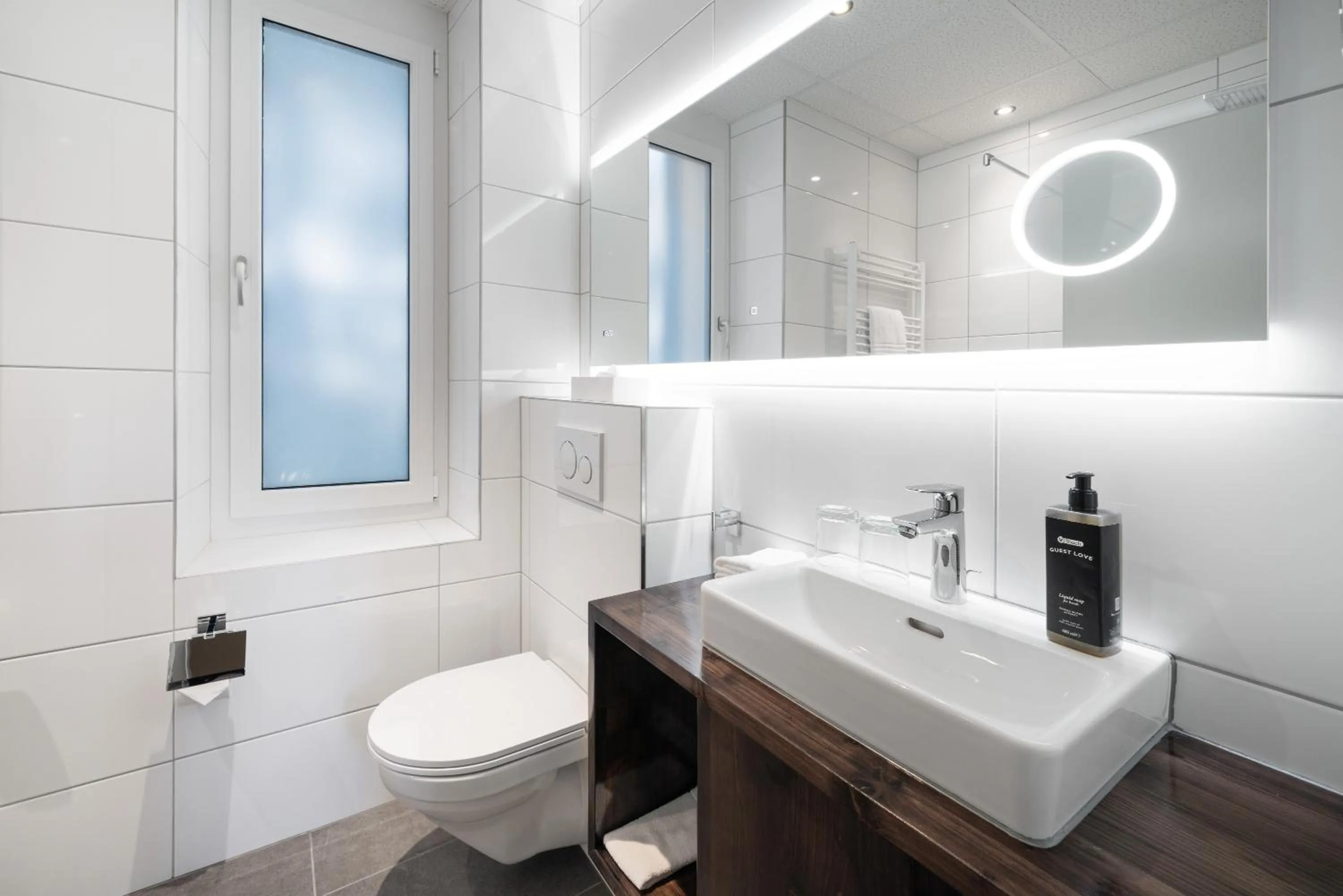 Shower in Swiss Inn & Apartments