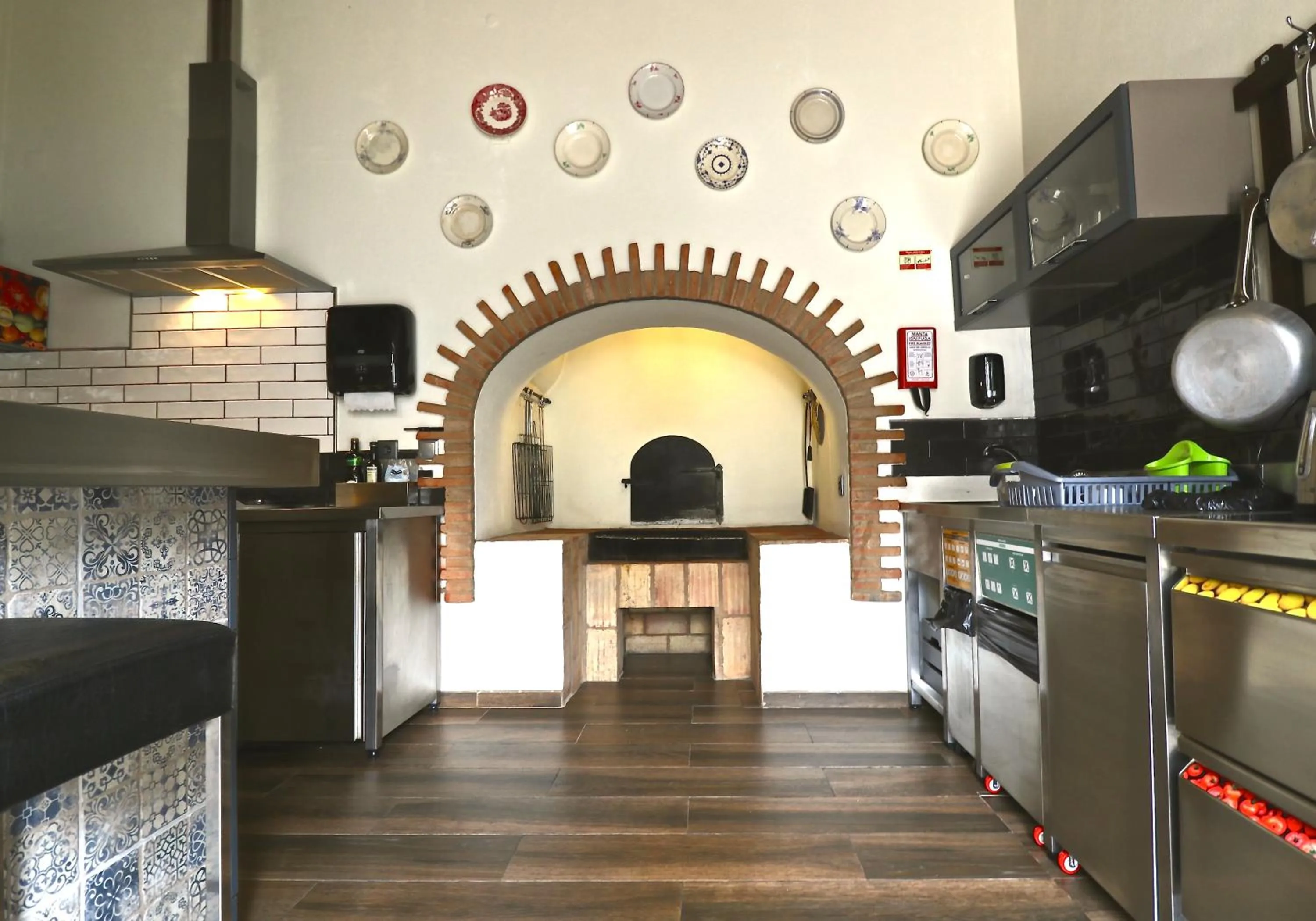 Communal kitchen in Lost & Found - Guesthouse & Suites
