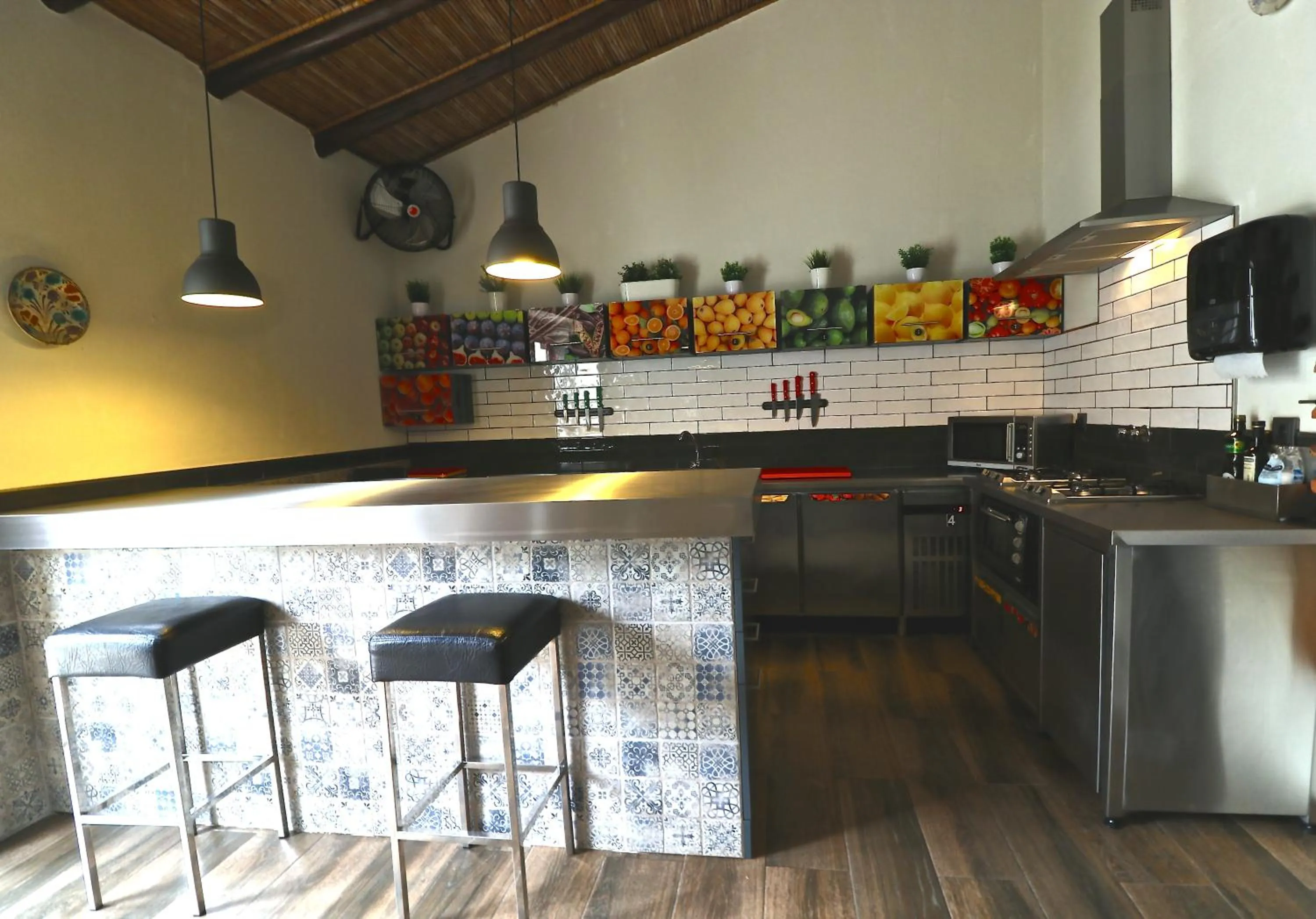 Communal kitchen in Lost & Found - Guesthouse & Suites