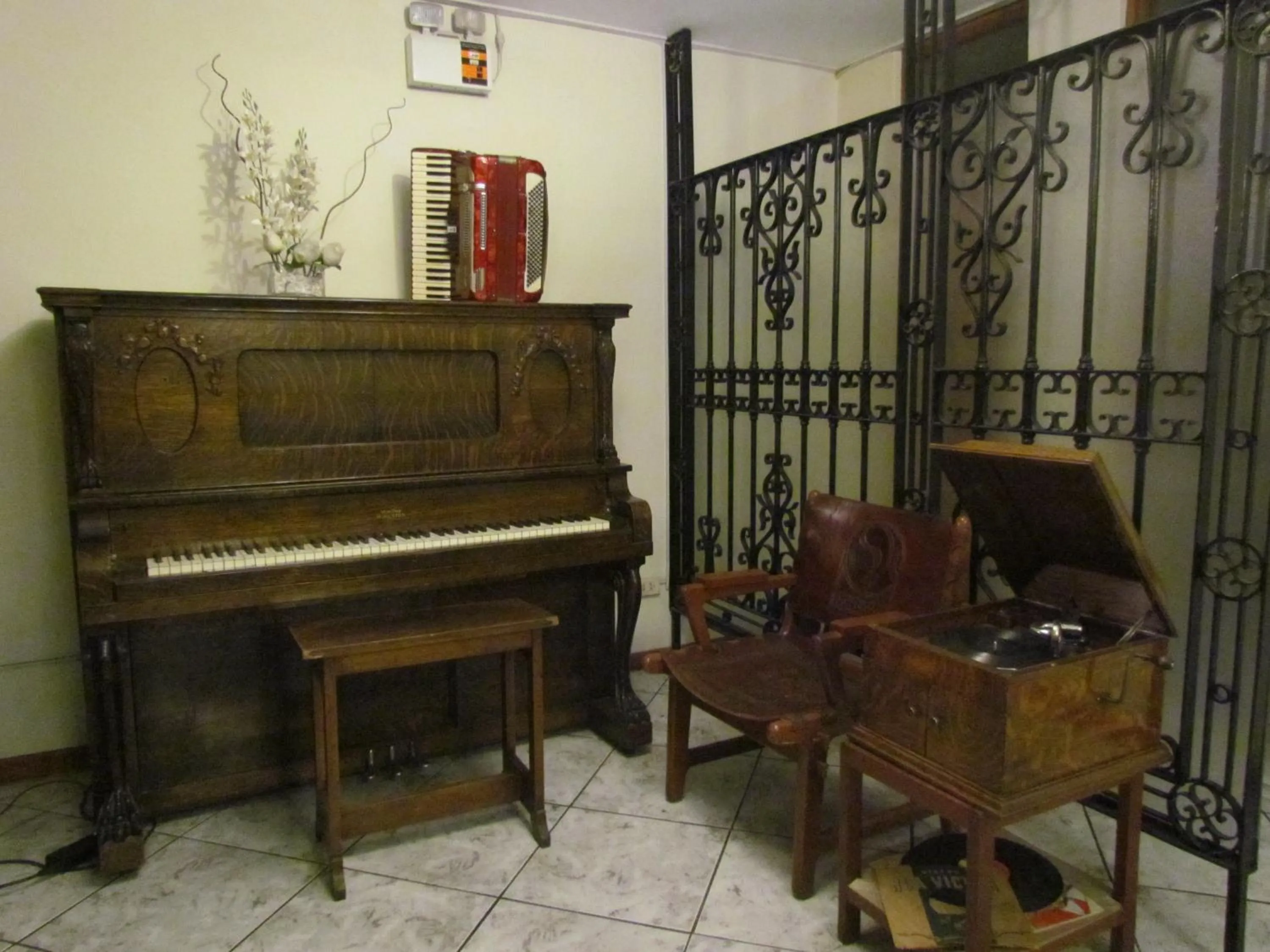 Decorative detail in Samana Hotel