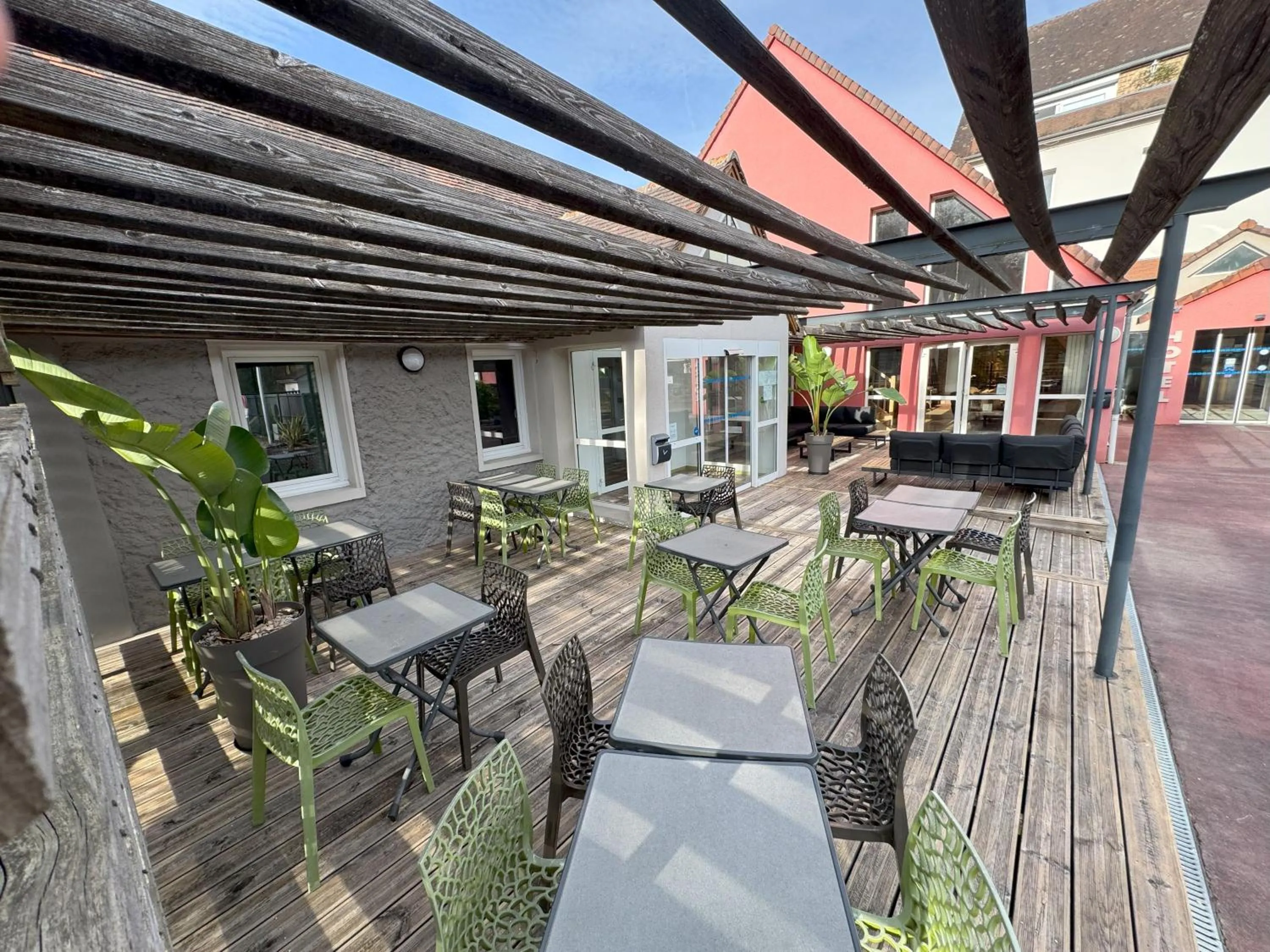 Patio in Hotel ARBOR - Les Hunaudieres - Le Mans Sud - Mulsanne