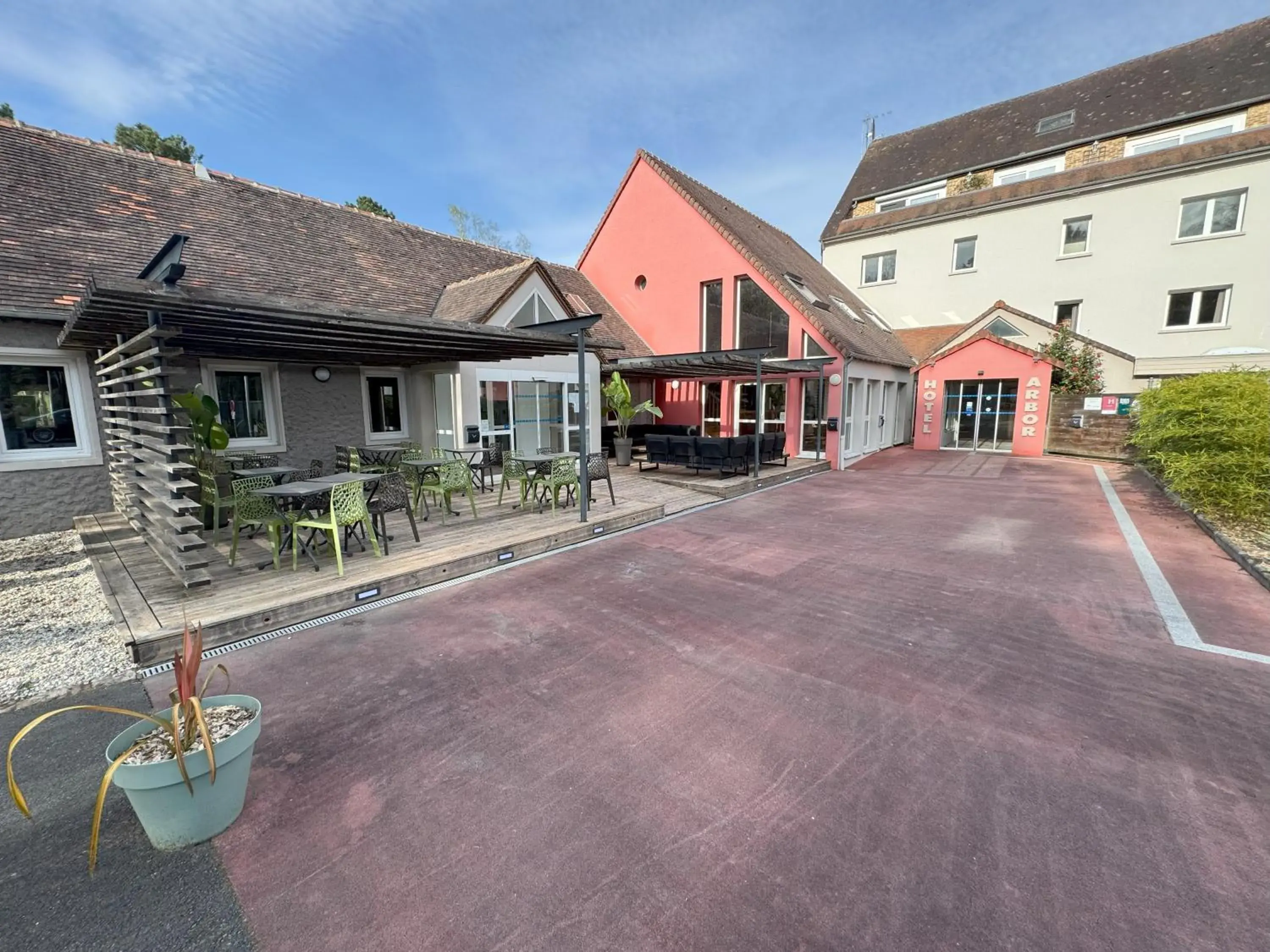Facade/entrance in Hotel ARBOR - Les Hunaudieres - Le Mans Sud - Mulsanne Facade/entrance in Hotel ARBOR - Les Hunaudieres - Le Mans Sud - Mulsanne