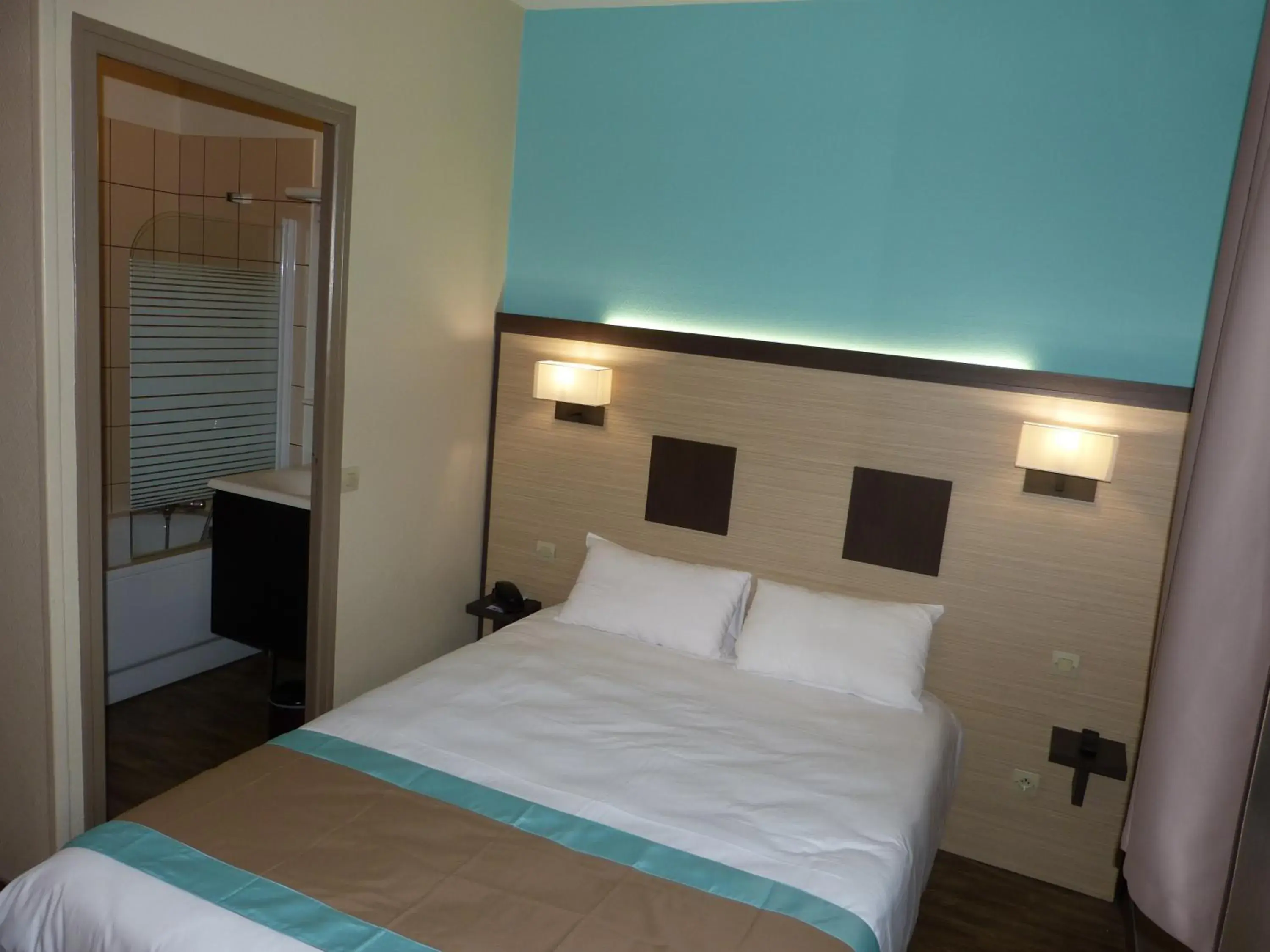 Bedroom, Bed in Hotel ARBOR - Les Hunaudieres - Le Mans Sud - Mulsanne Bedroom, Bed in Hotel ARBOR - Les Hunaudieres - Le Mans Sud - Mulsanne