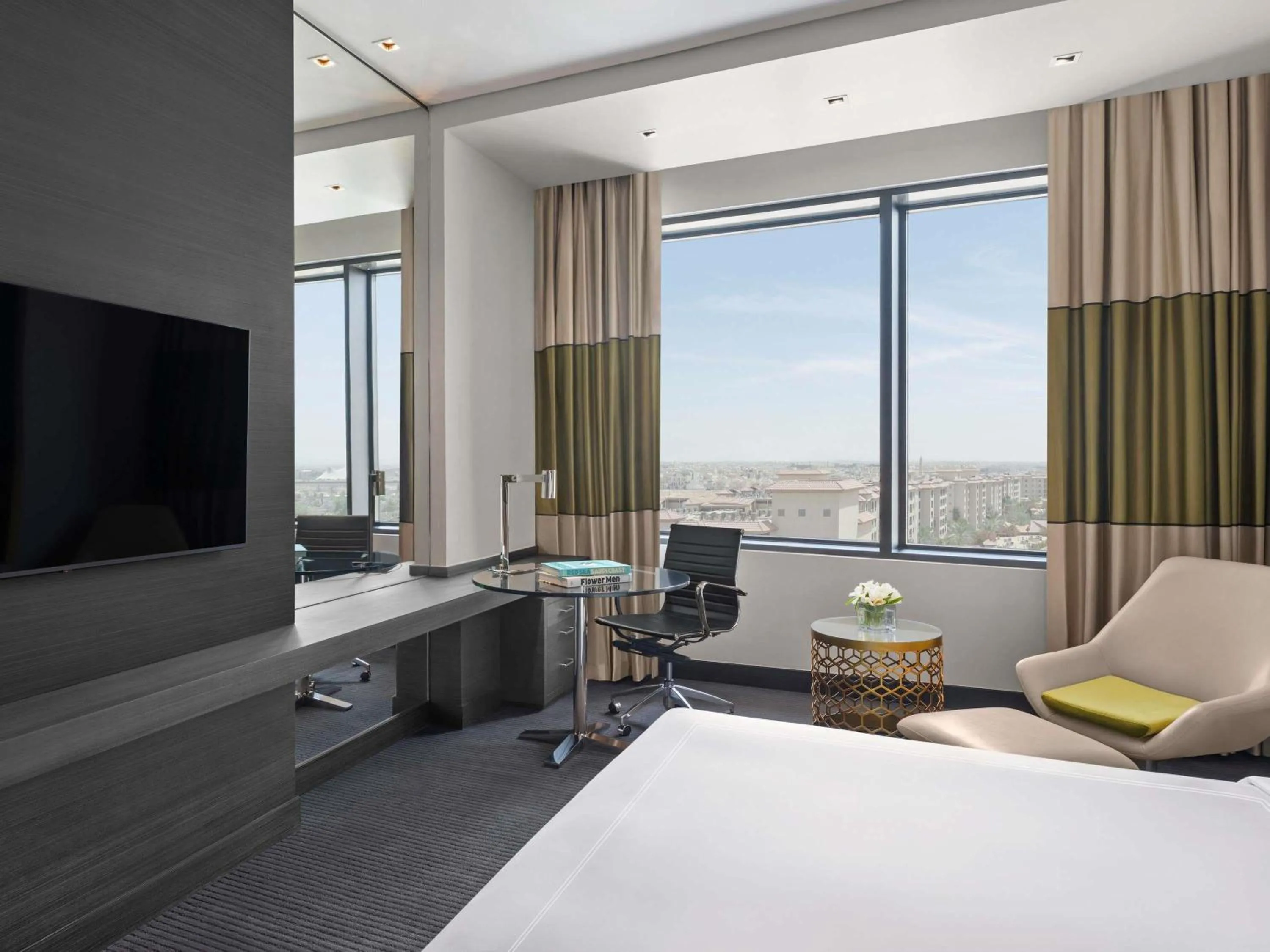 Bedroom, Bed in Fairmont Riyadh