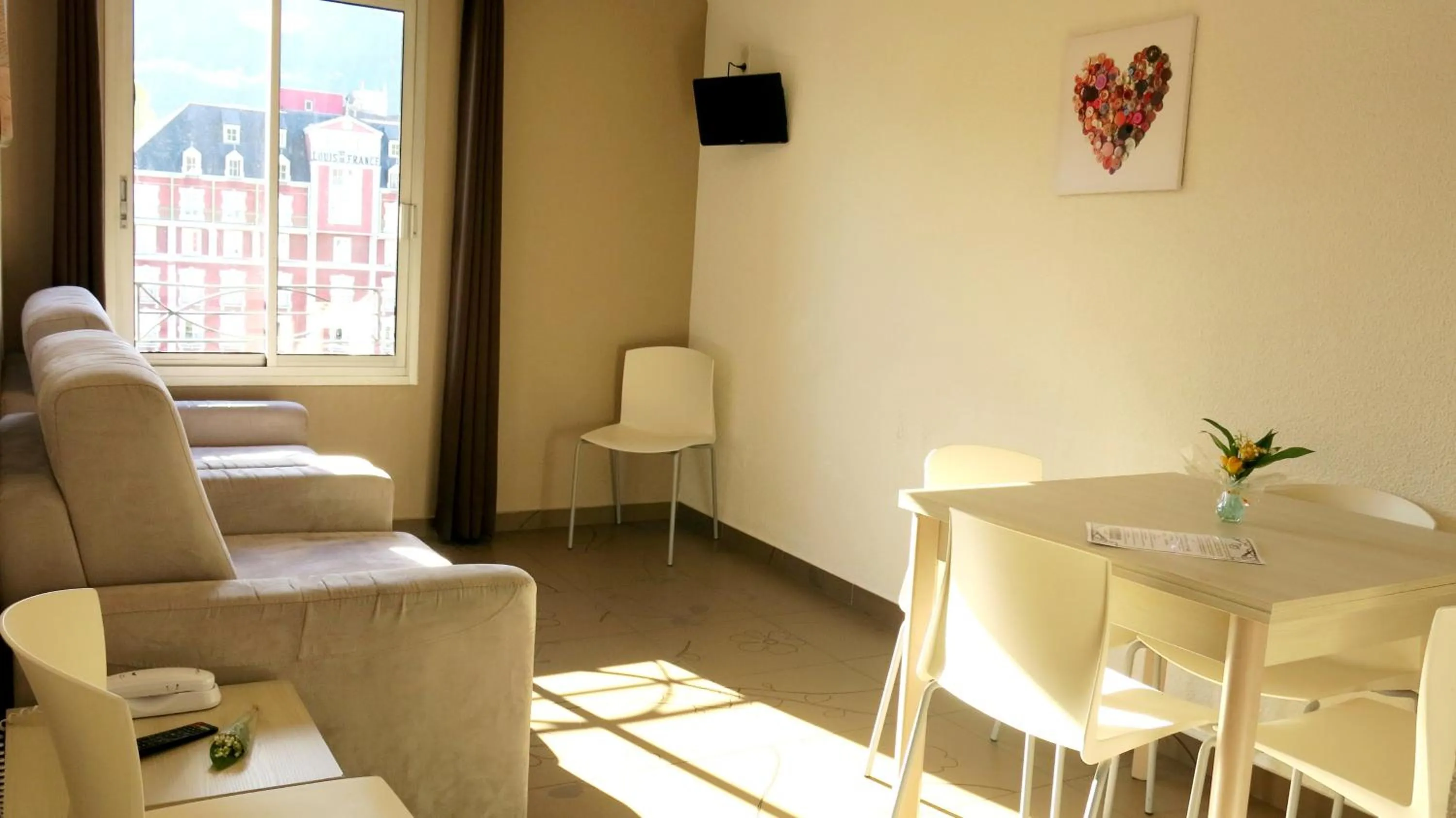 TV and multimedia in Appart'hotel le Pèlerin