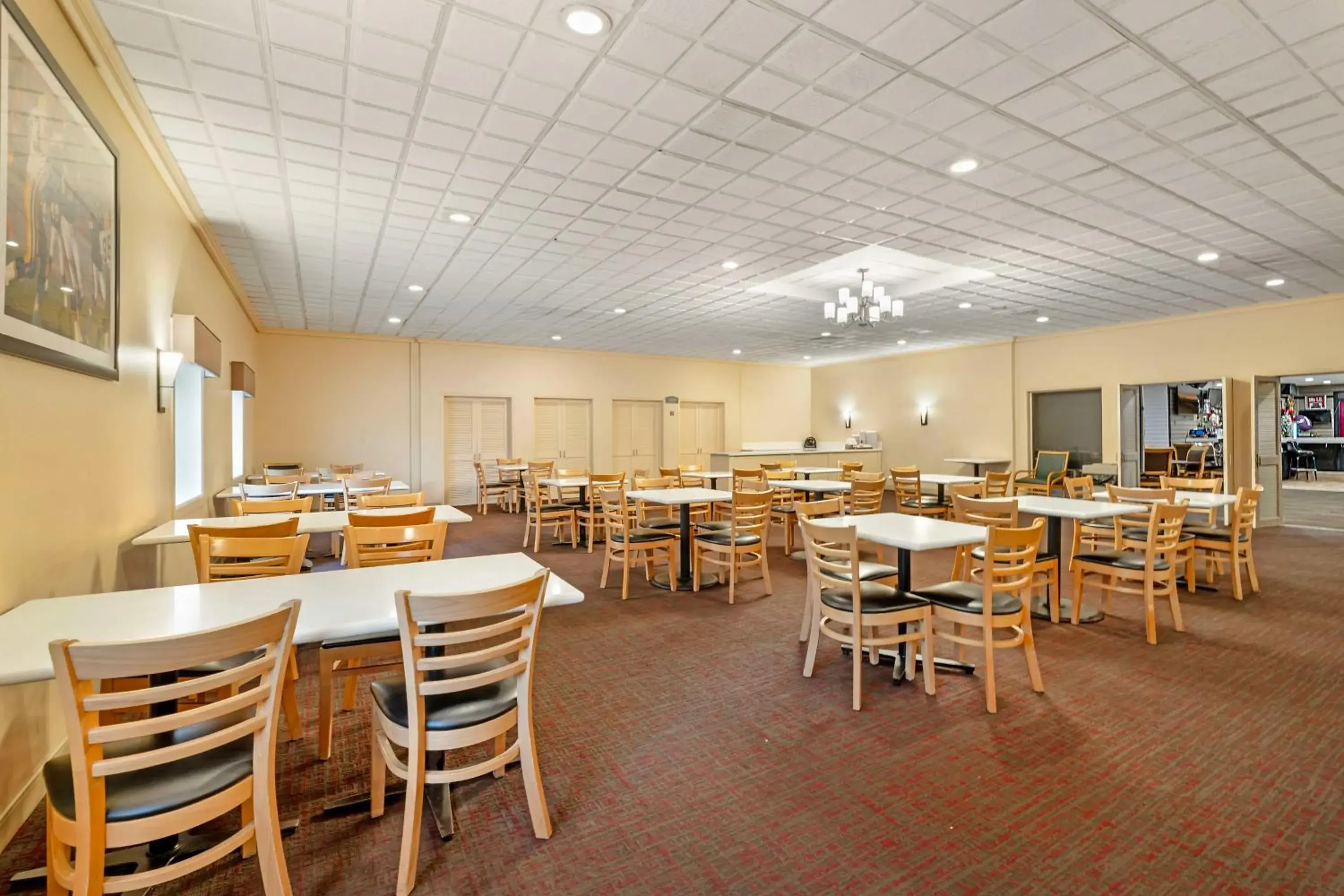 Breakfast in Best Western Green Bay Inn and Conference Center Breakfast in Best Western Green Bay Inn and Conference Center