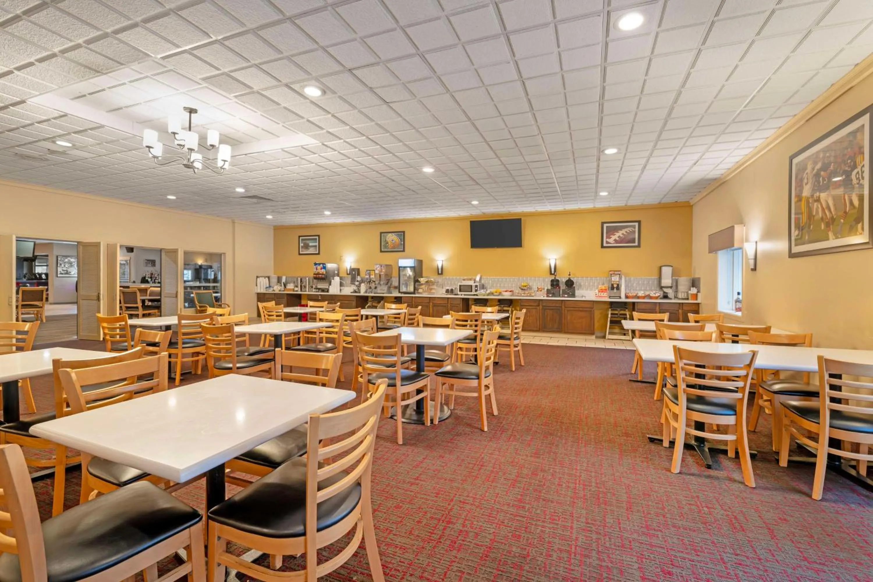 Breakfast in Best Western Green Bay Inn and Conference Center