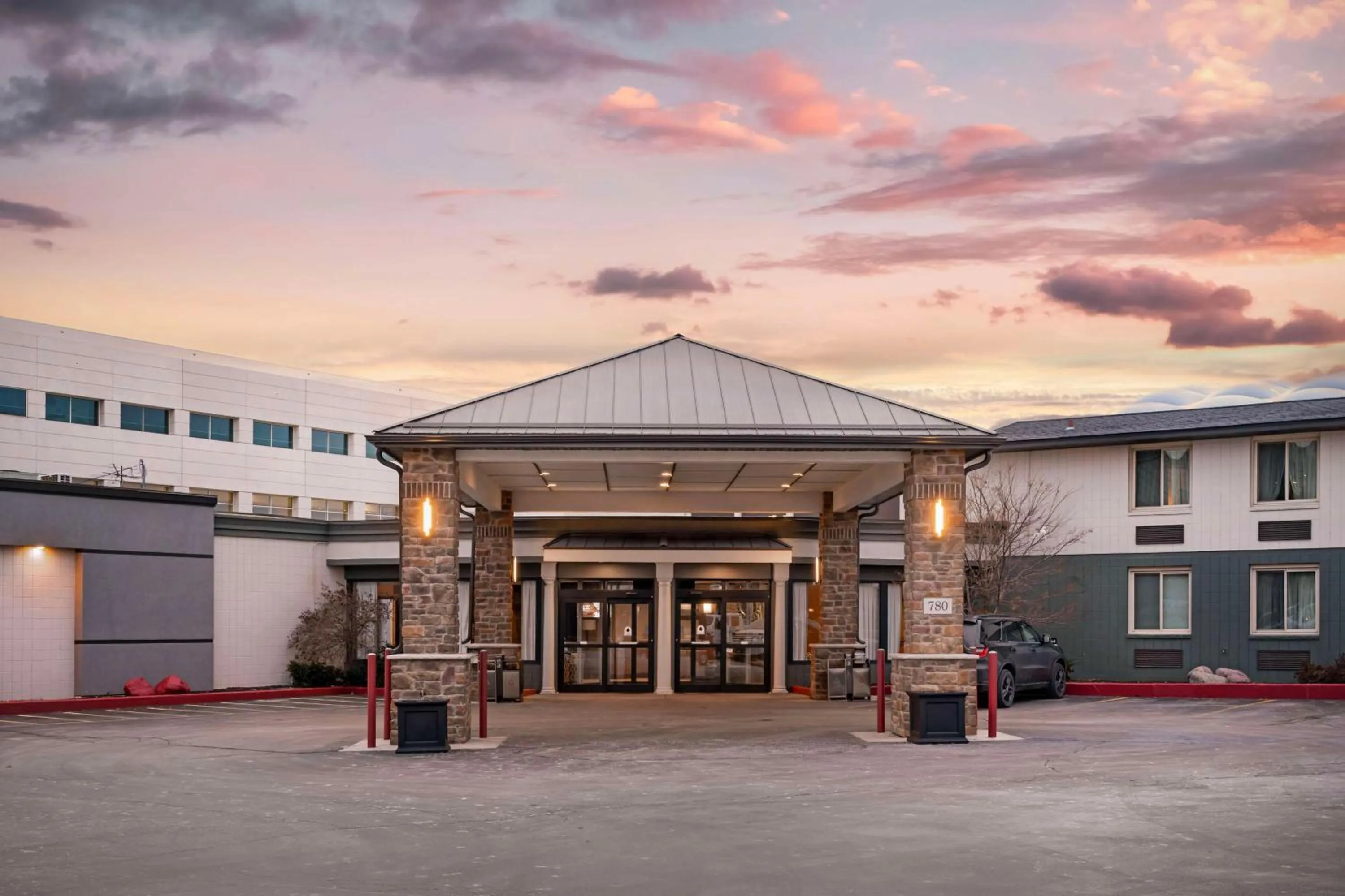 Property building in Best Western Green Bay Inn and Conference Center