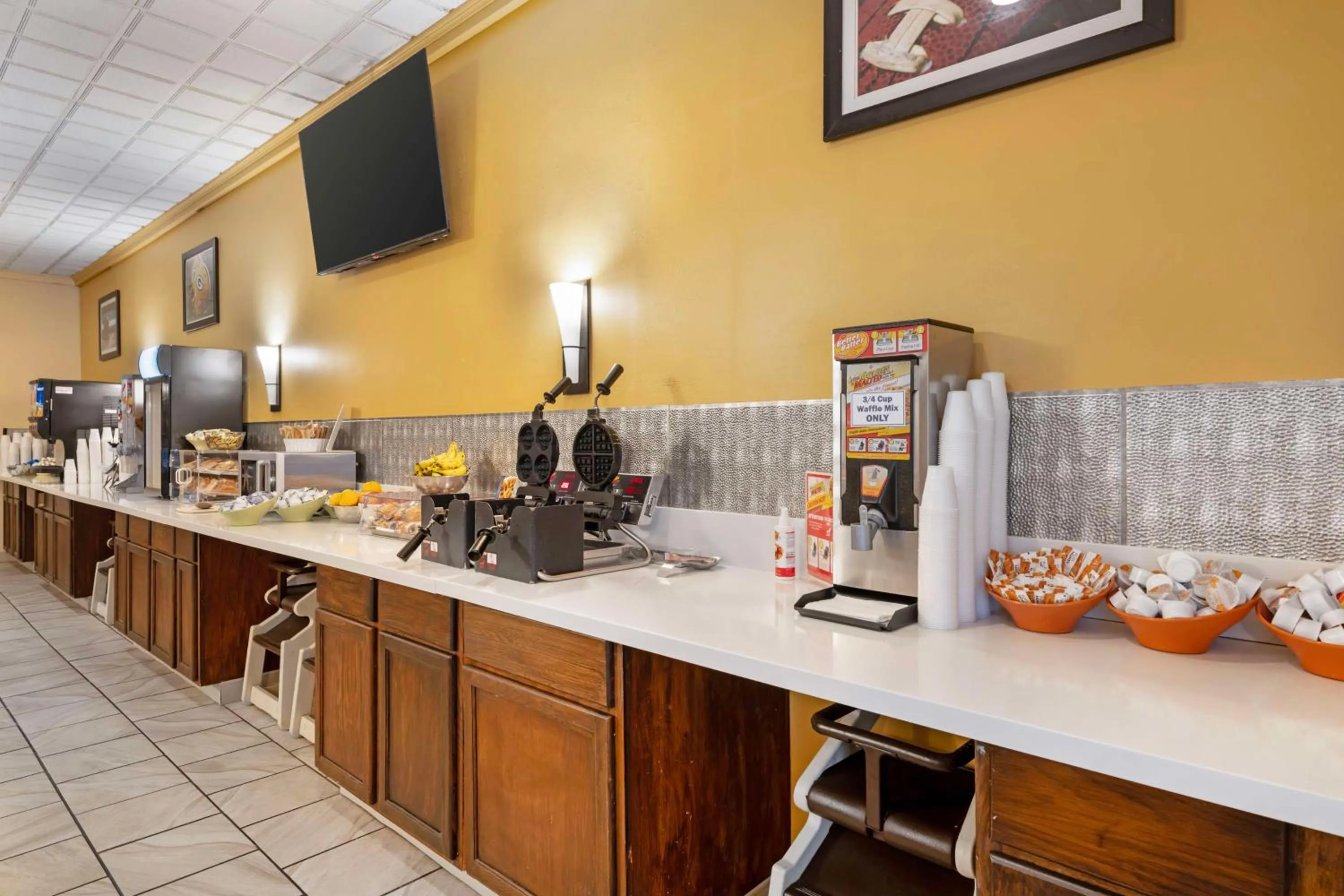 Breakfast in Best Western Green Bay Inn and Conference Center