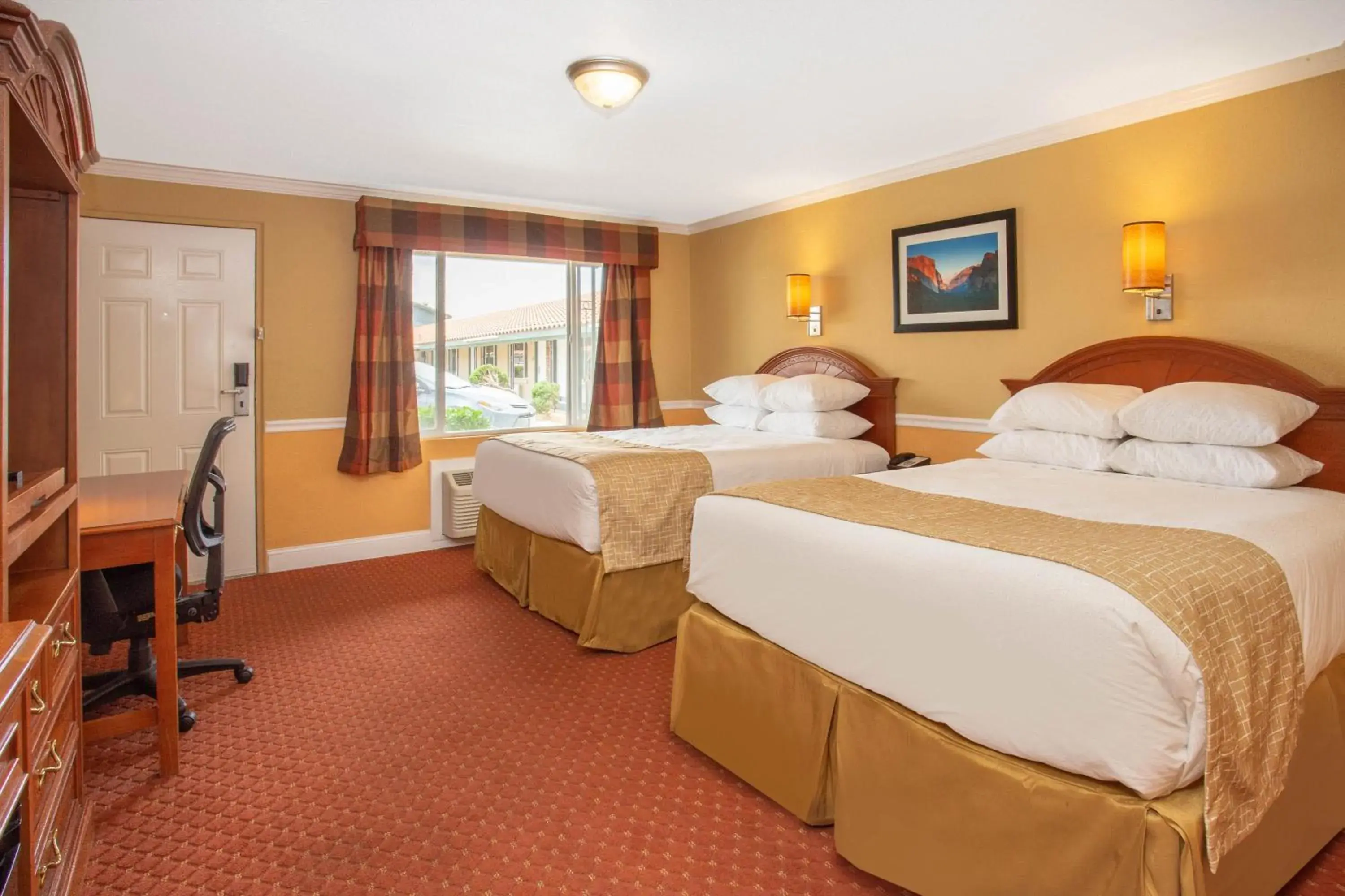 Double Room with Pool View in Travelodge by Wyndham Hawthorne Double Room with Pool View in Travelodge by Wyndham Hawthorne