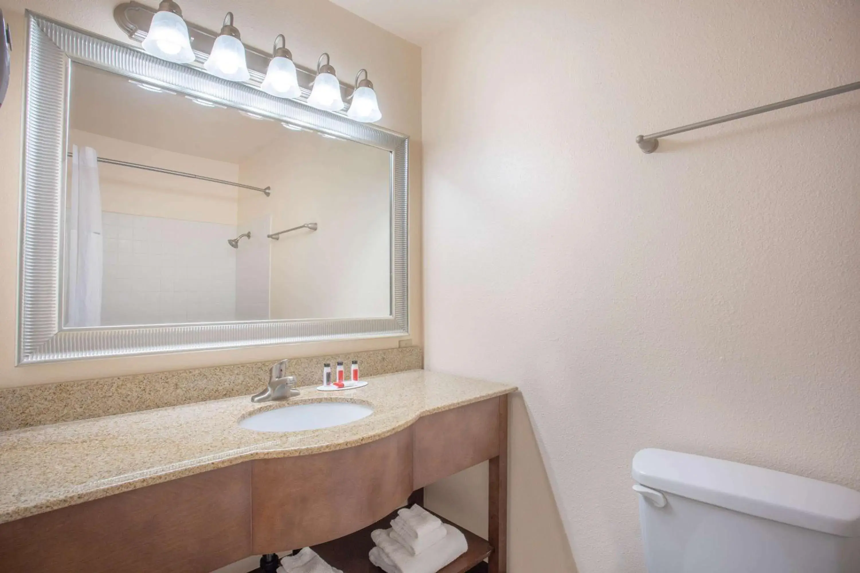 Queen Room with Two Queen Beds - Smoking in Travelodge by Wyndham Hawthorne Queen Room with Two Queen Beds - Smoking in Travelodge by Wyndham Hawthorne