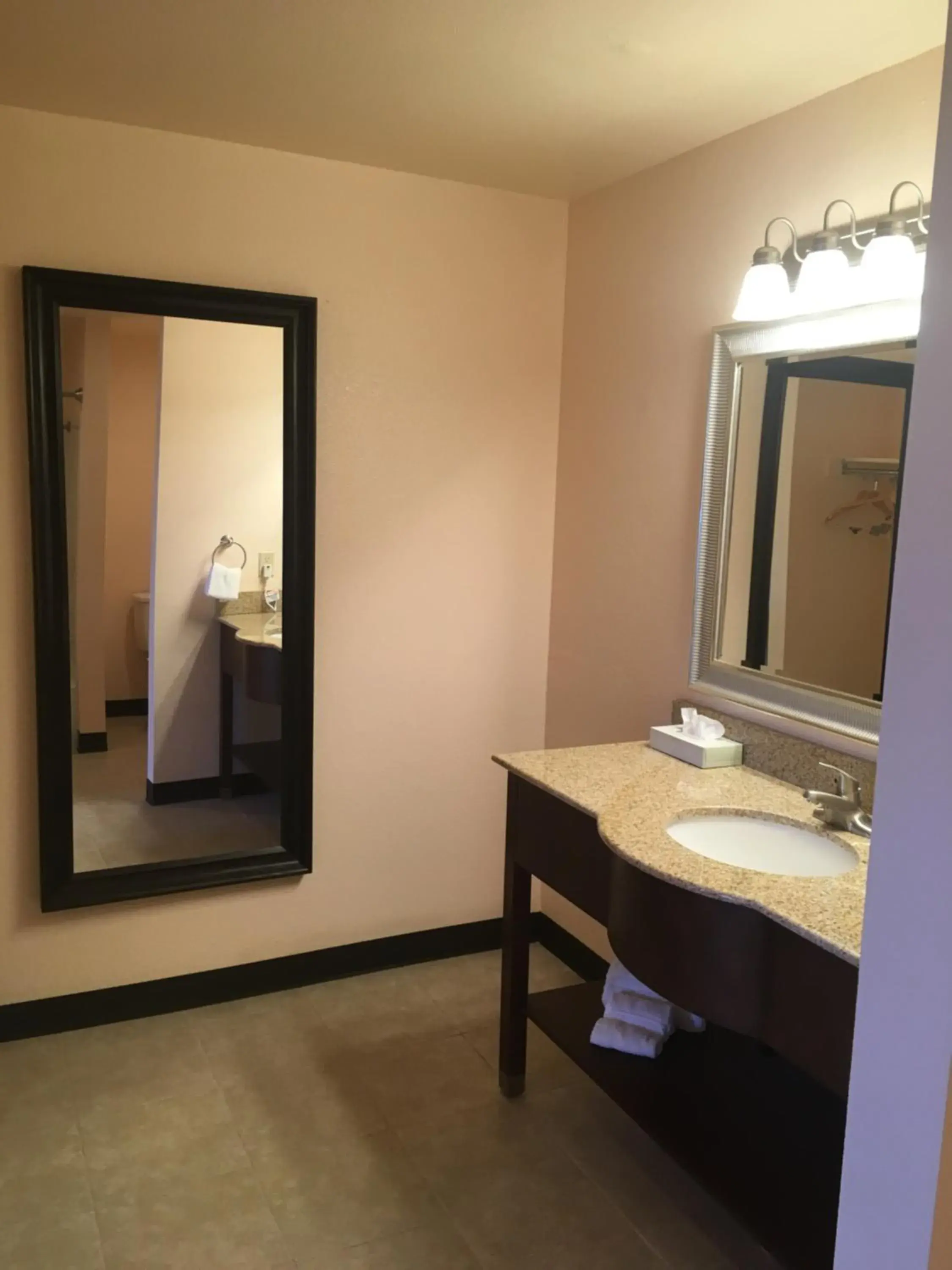 Bathroom, Bed in Travelodge by Wyndham Hawthorne Bathroom, Bed in Travelodge by Wyndham Hawthorne