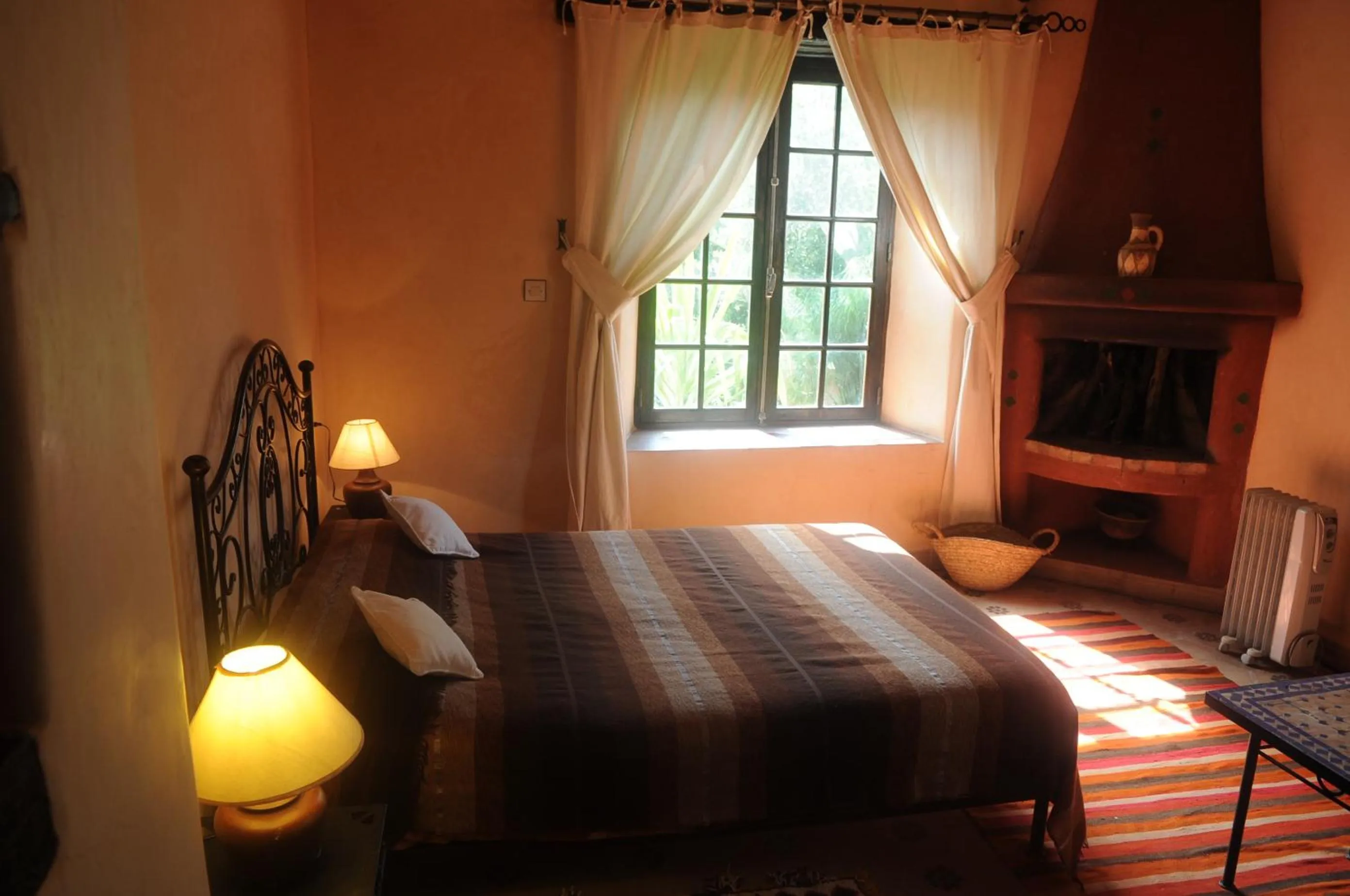 Bedroom, Bed in Auberge Chez Momo II