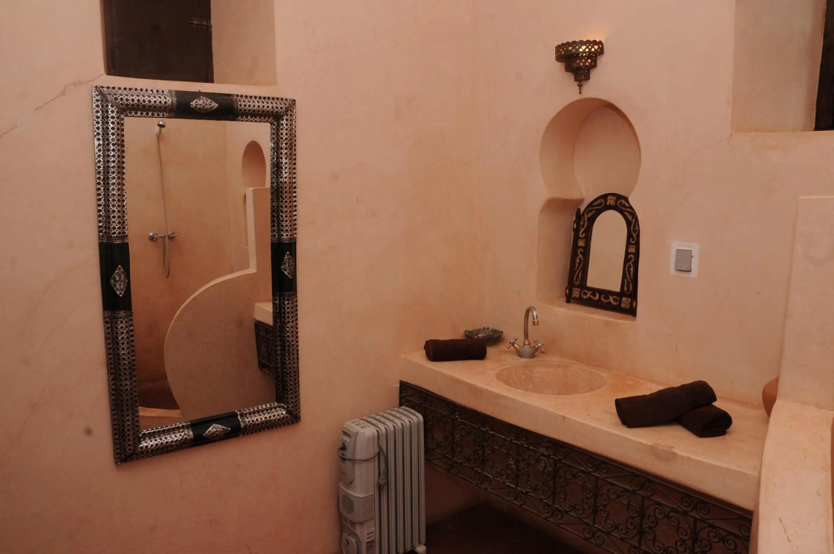 Bathroom in Auberge Chez Momo II