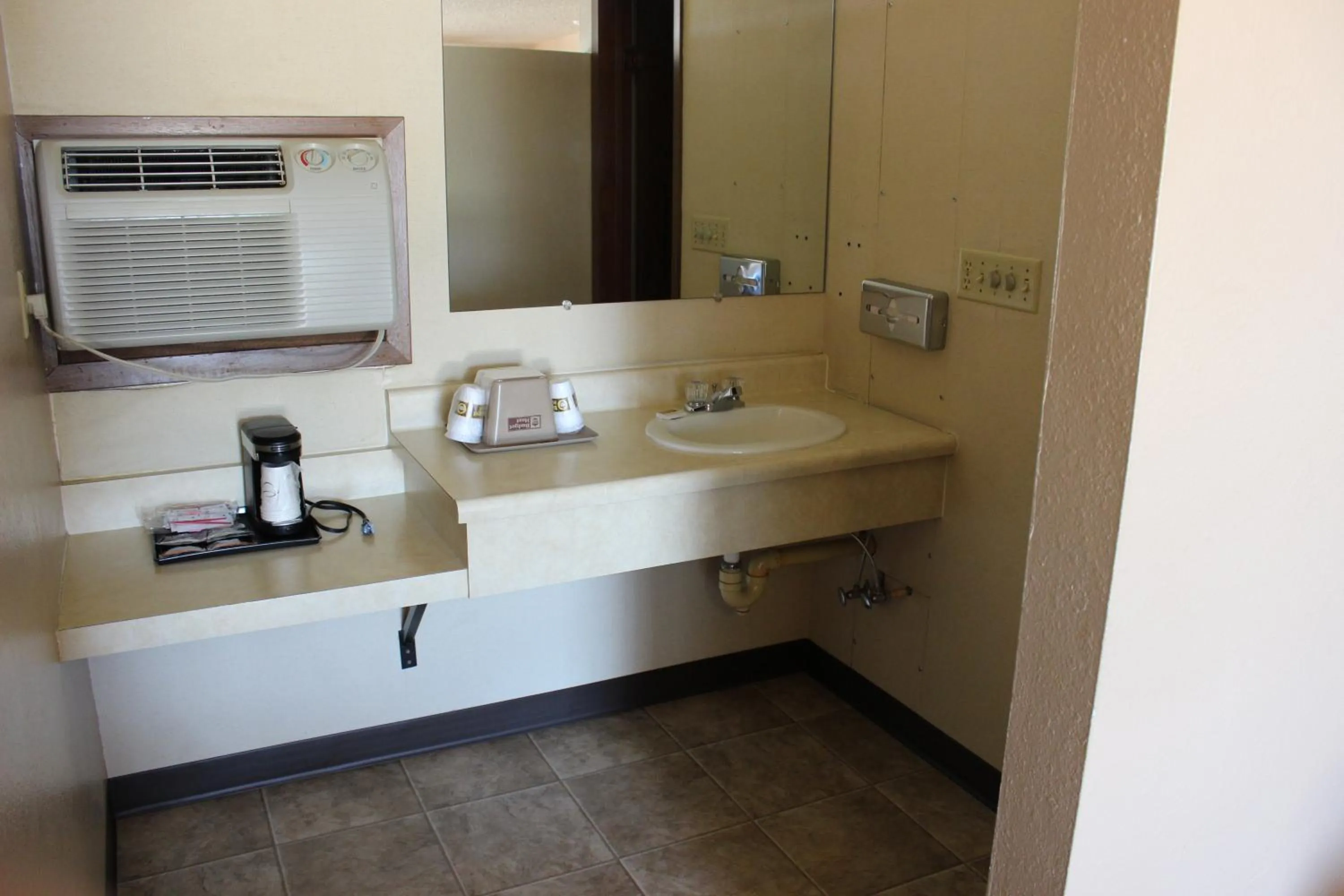 Bathroom in Budget Host Sundowner Motor Inn Kadoka