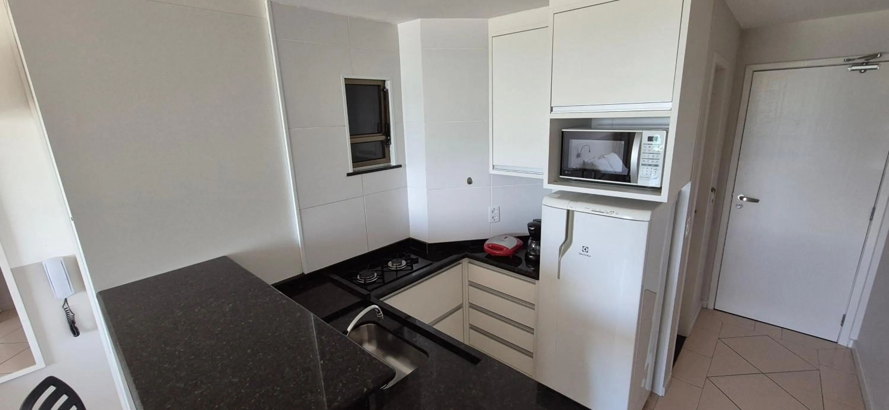 Loft Prainha AP 207 frente mar, check in 9h-check out 13h, split, piscina, self check in, portaria 24h
