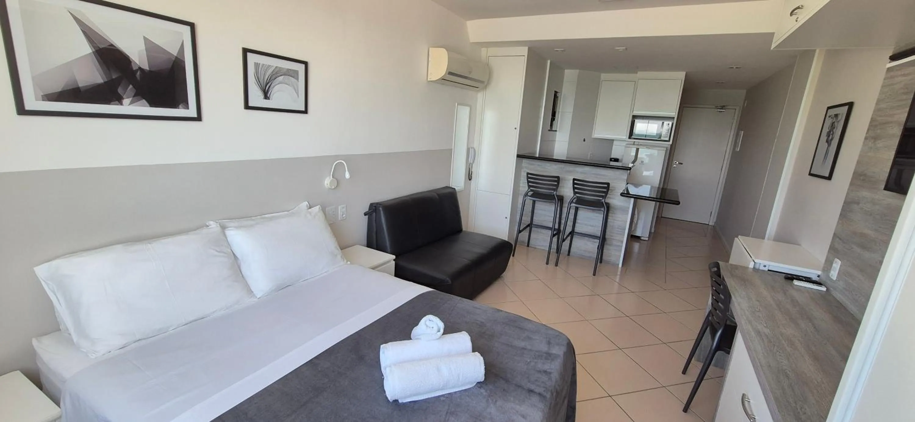 Loft Prainha AP 207 frente mar, check in 9h-check out 13h, split, piscina, self check in, portaria 24h