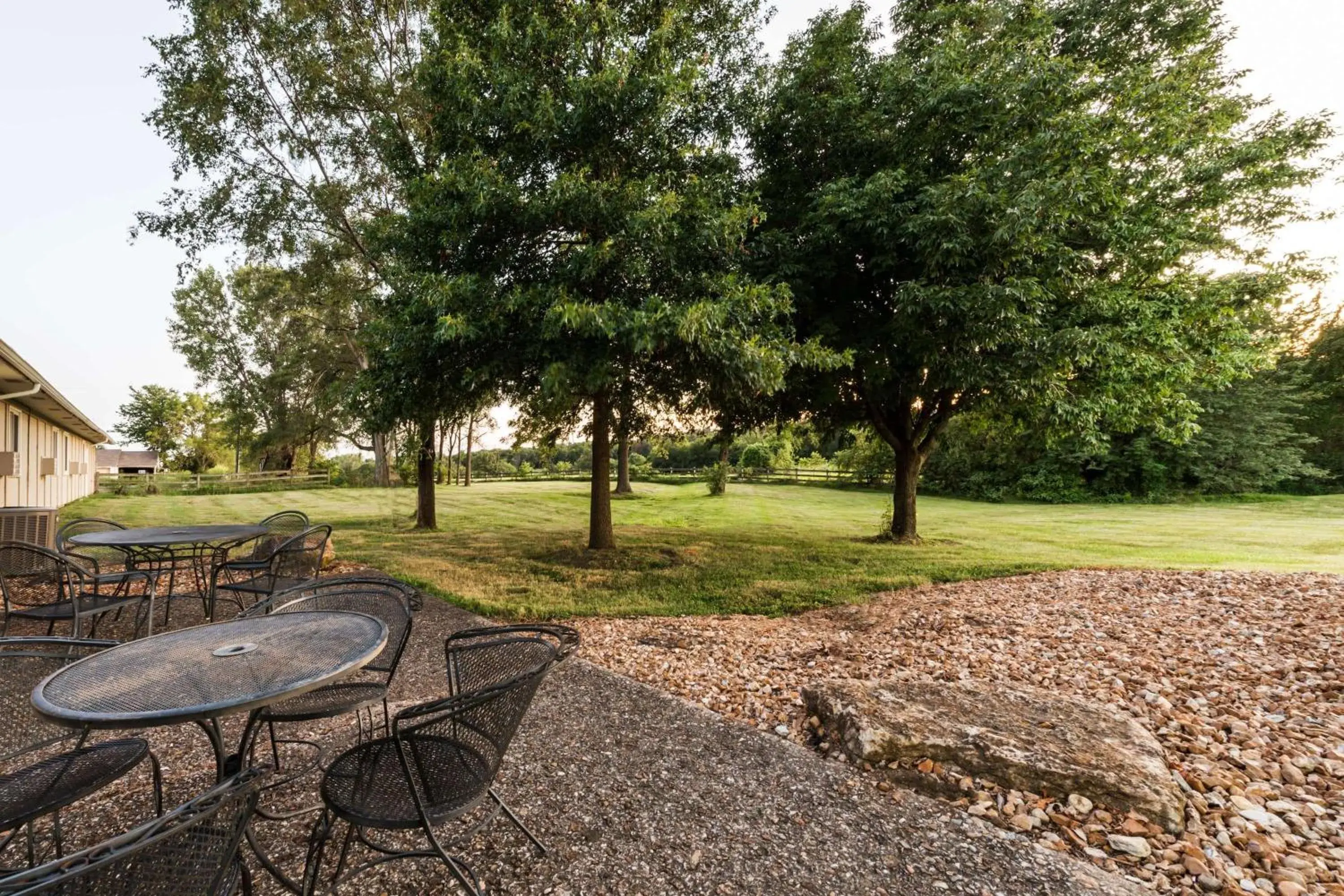 Property building in Super 8 by Wyndham Higginsville Property building in Super 8 by Wyndham Higginsville