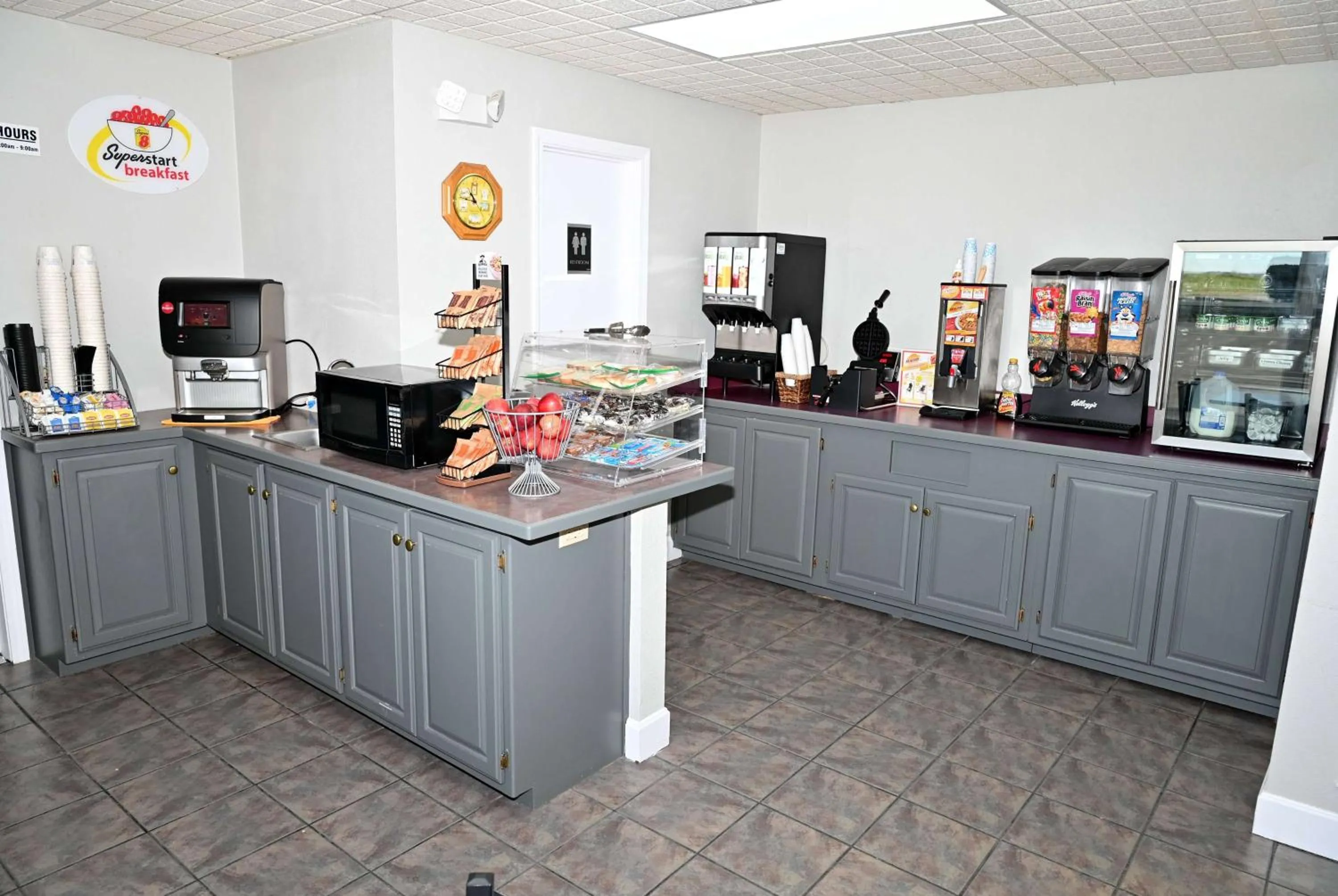 Property building in Super 8 by Wyndham Higginsville