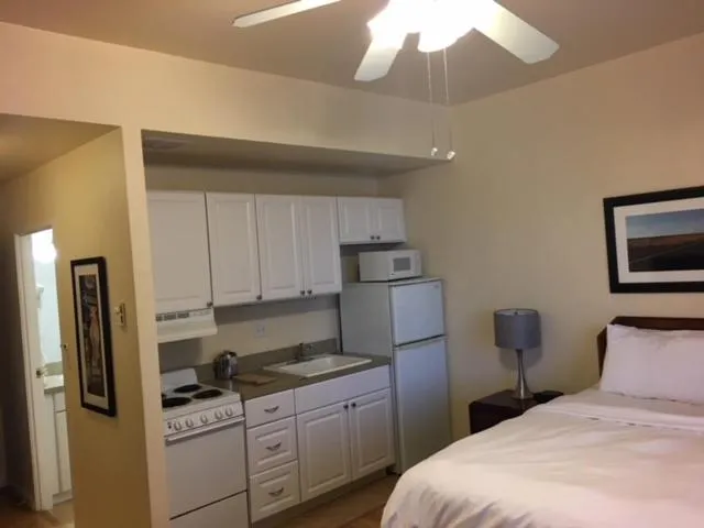 Kitchen or kitchenette, Bed in Washington Plaza - Portland