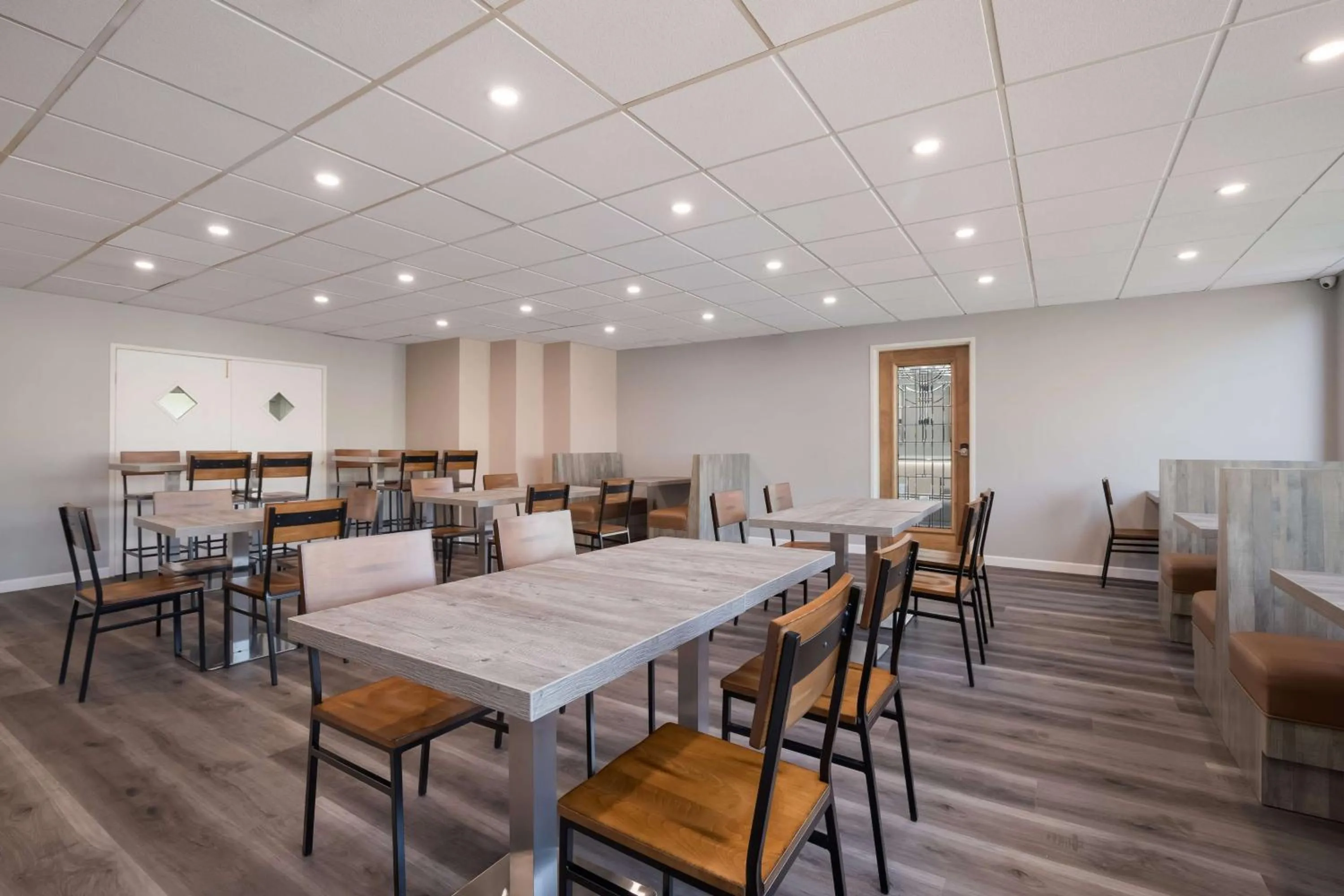 Restaurant/places to eat in SureStay Plus Hotel by Best Western Upland - Ontario North