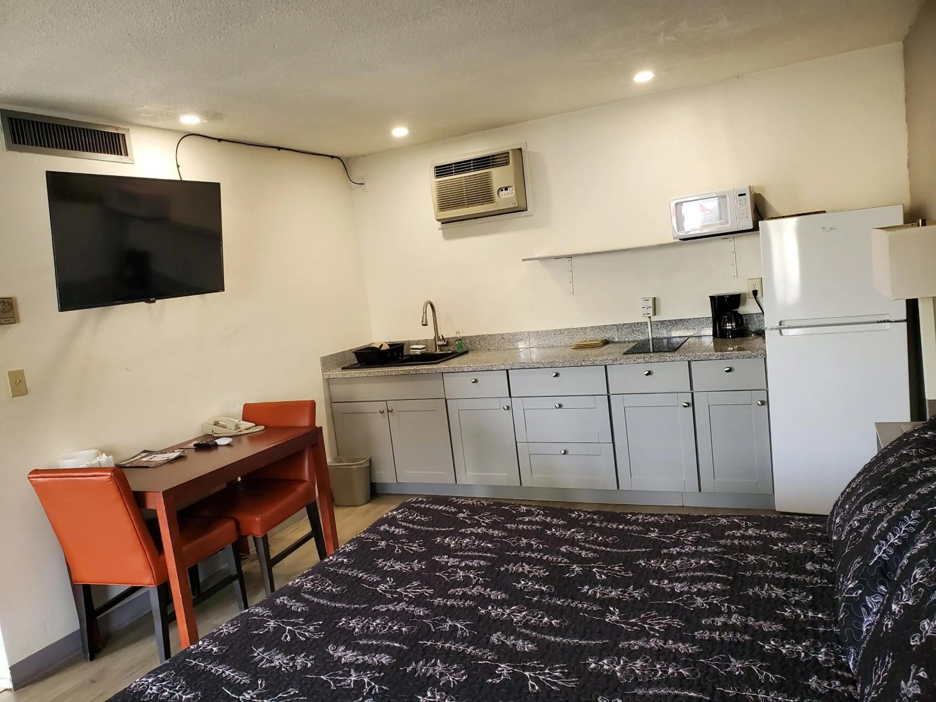 Kitchen or kitchenette in Budget Inn Durango