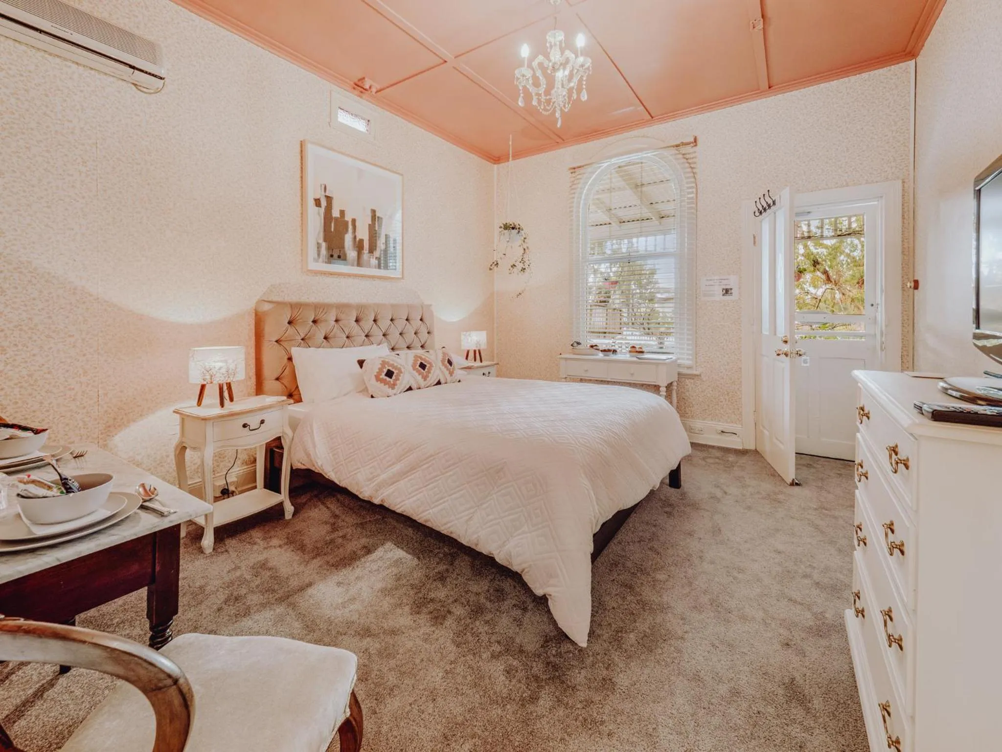 Photo of the whole room, Bed in Genesta House