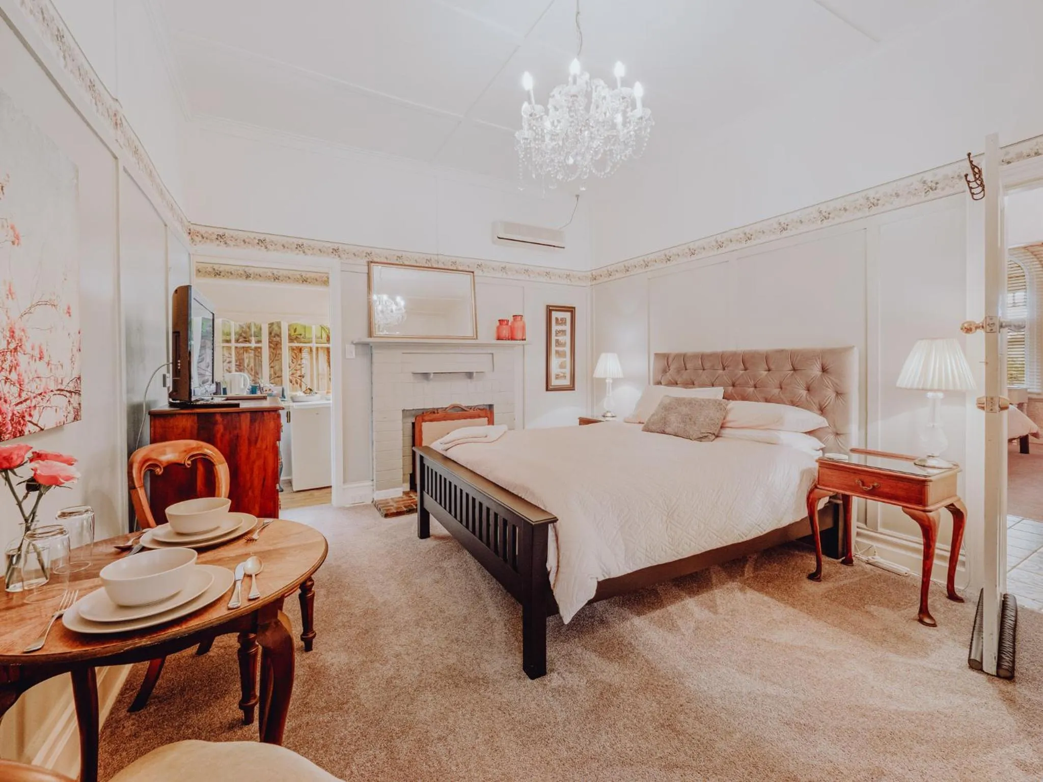 Photo of the whole room, Bed in Genesta House